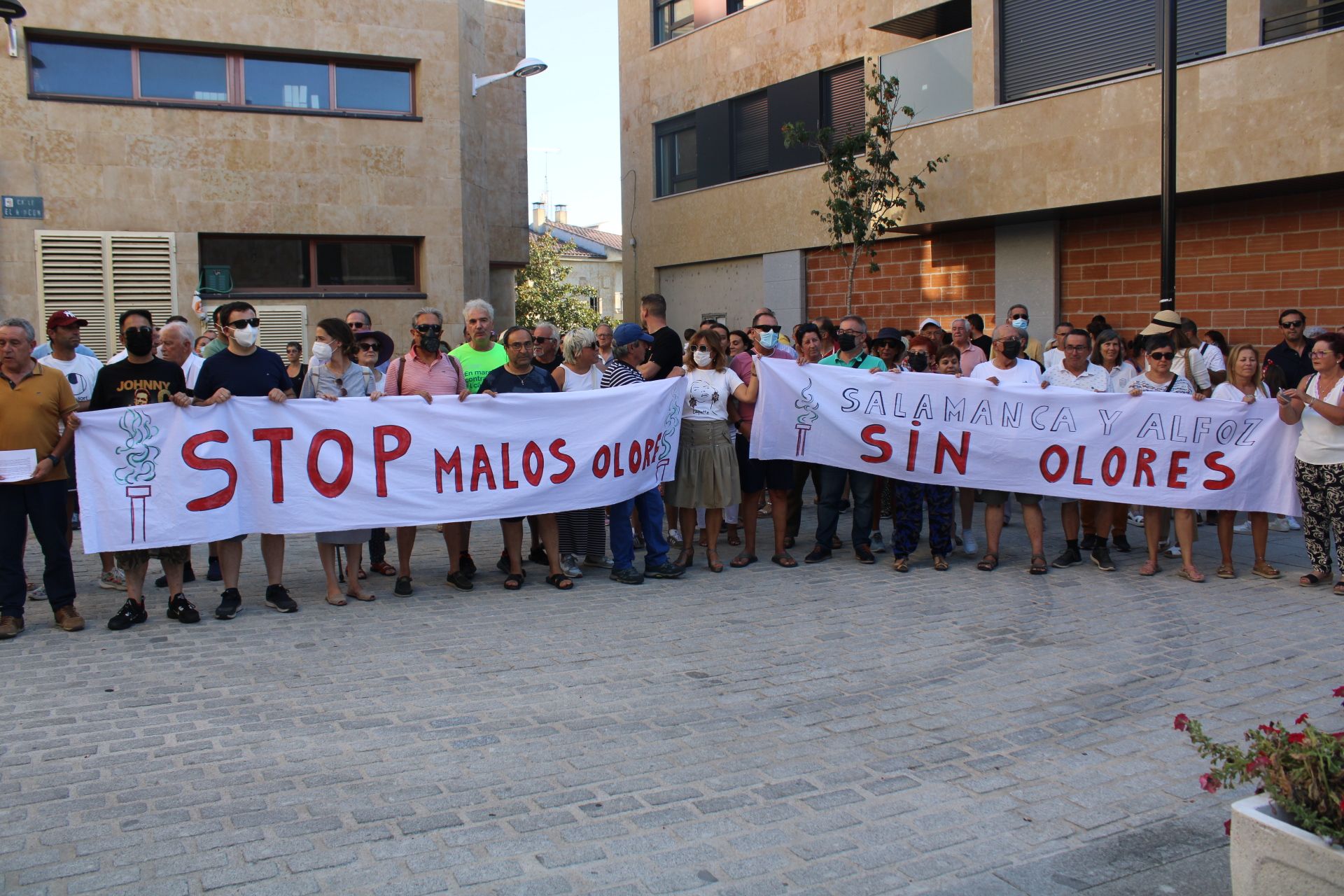 Protesta vecinos de Villamayor por los malos olores