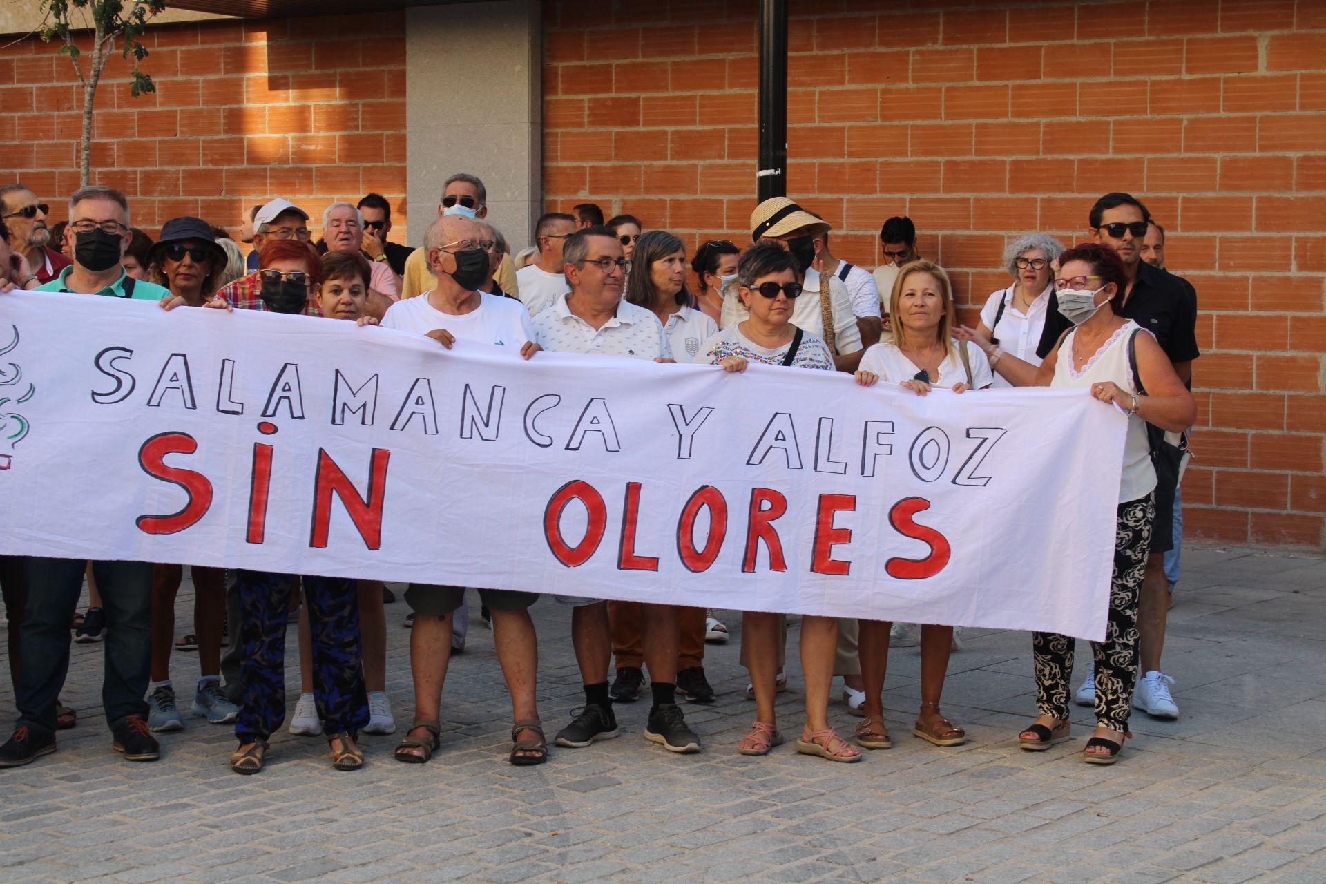 Protesta vecinos de Villamayor por los malos olores