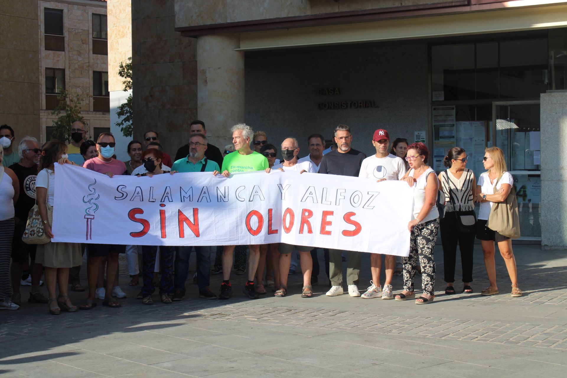 Protesta vecinos de Villamayor por los malos olores