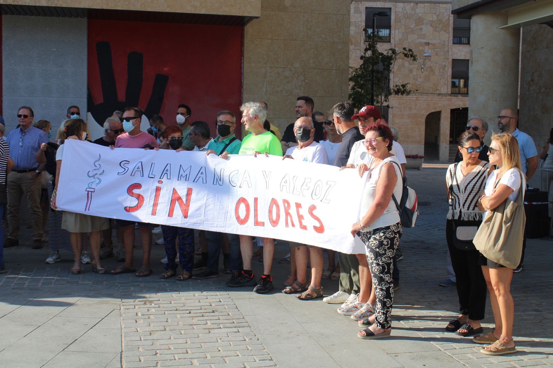 Protesta vecinos de Villamayor por los malos olores