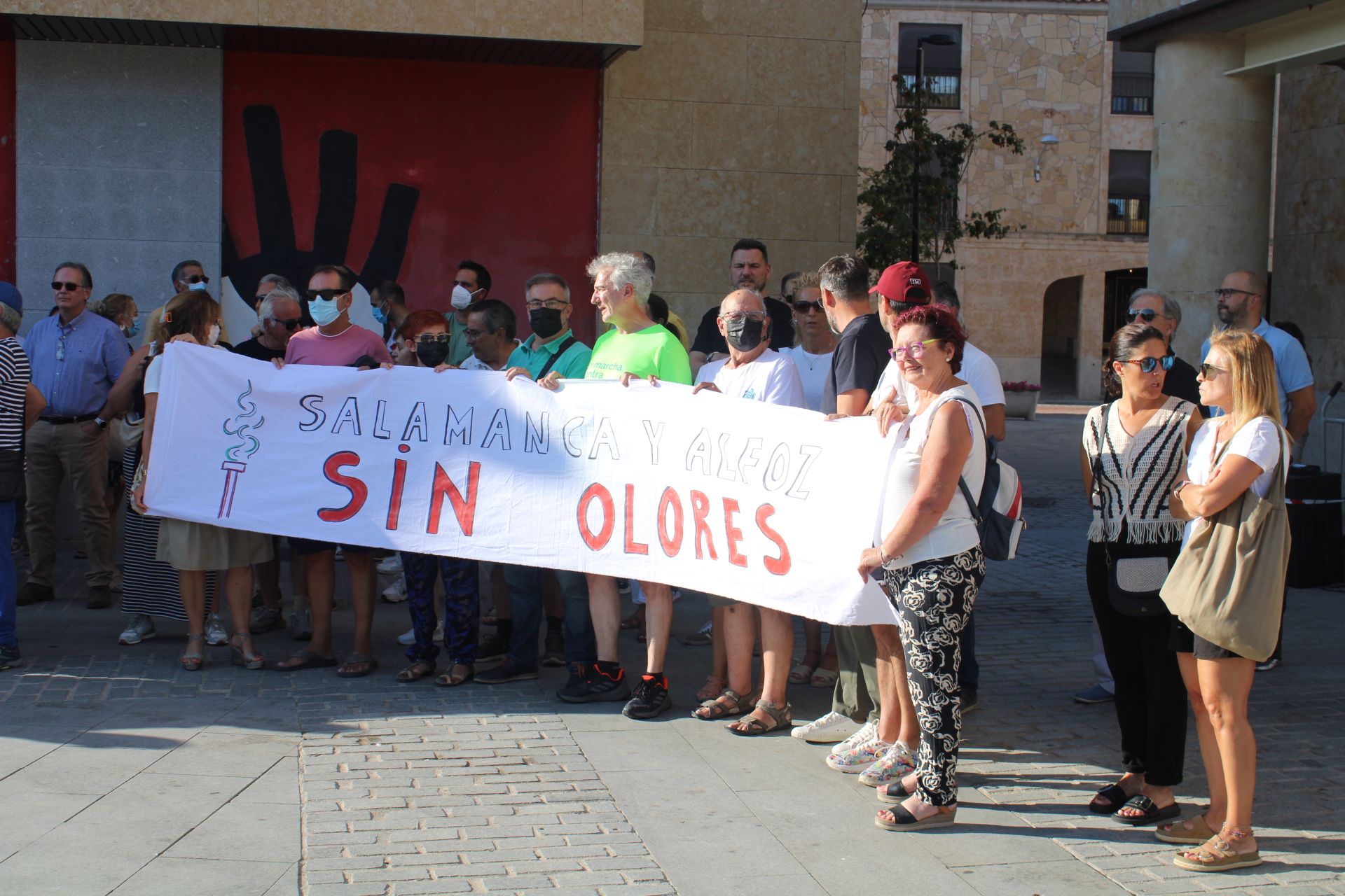 Protesta vecinos de Villamayor por los malos olores