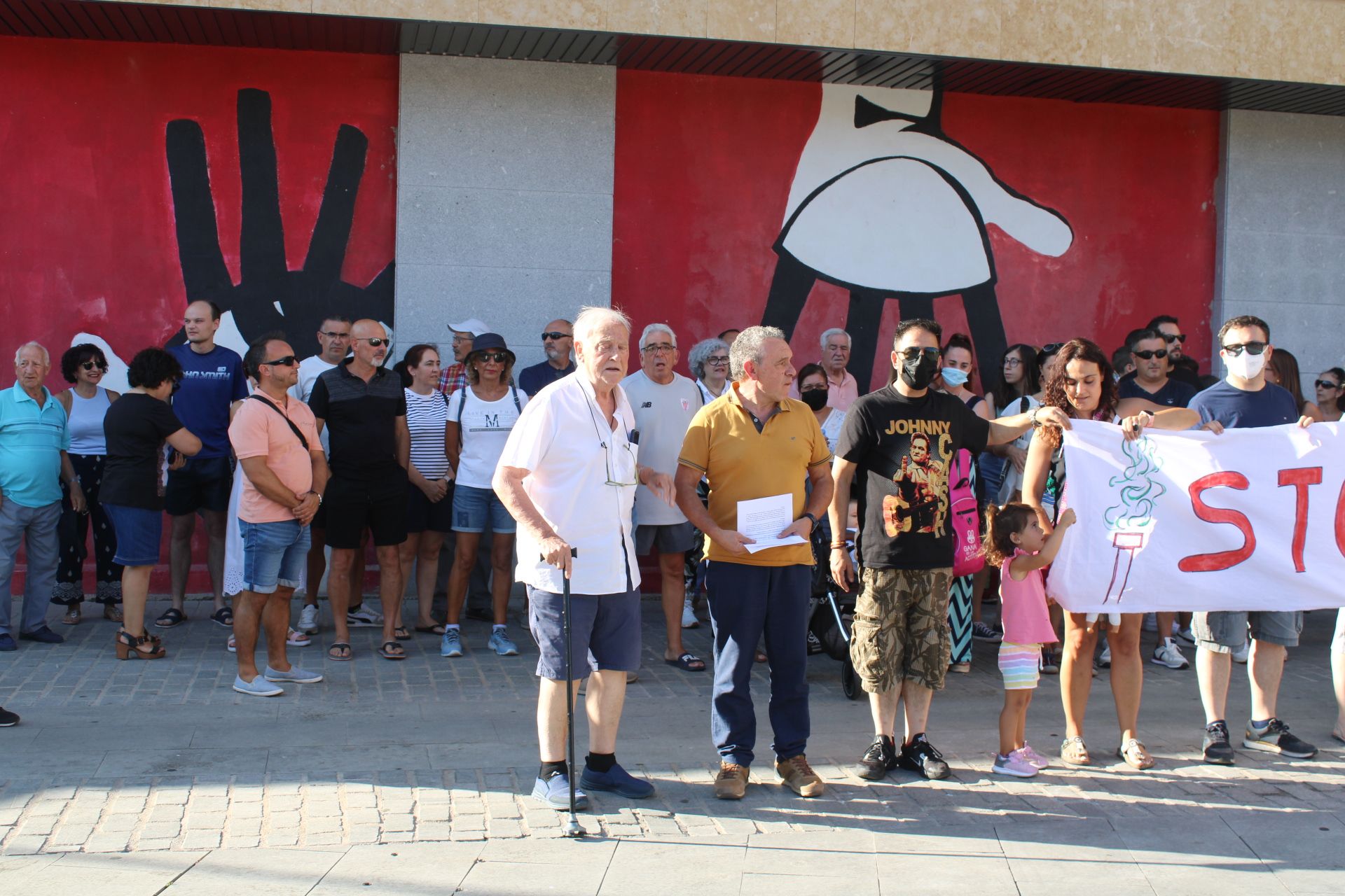 Protesta vecinos de Villamayor por los malos olores