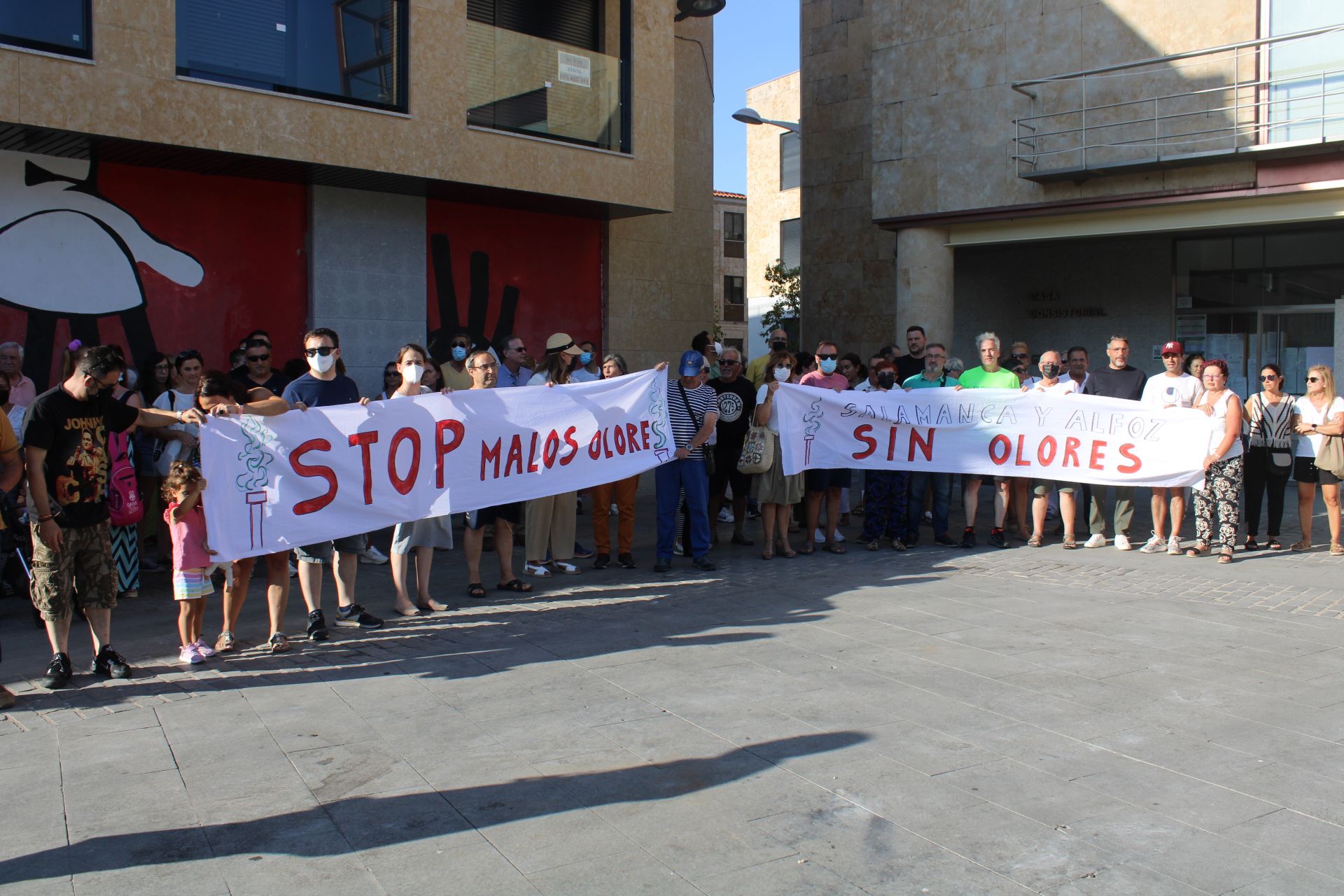 Protesta vecinos de Villamayor por los malos olores