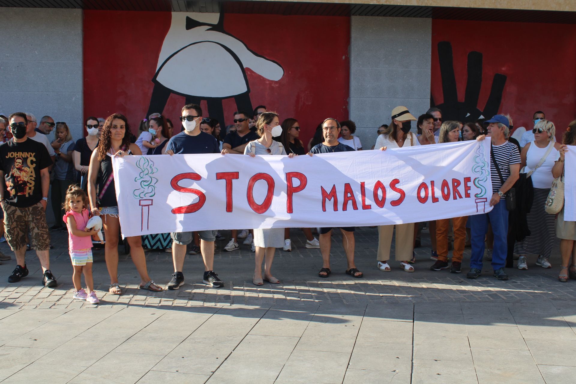 Protesta vecinos de Villamayor por los malos olores