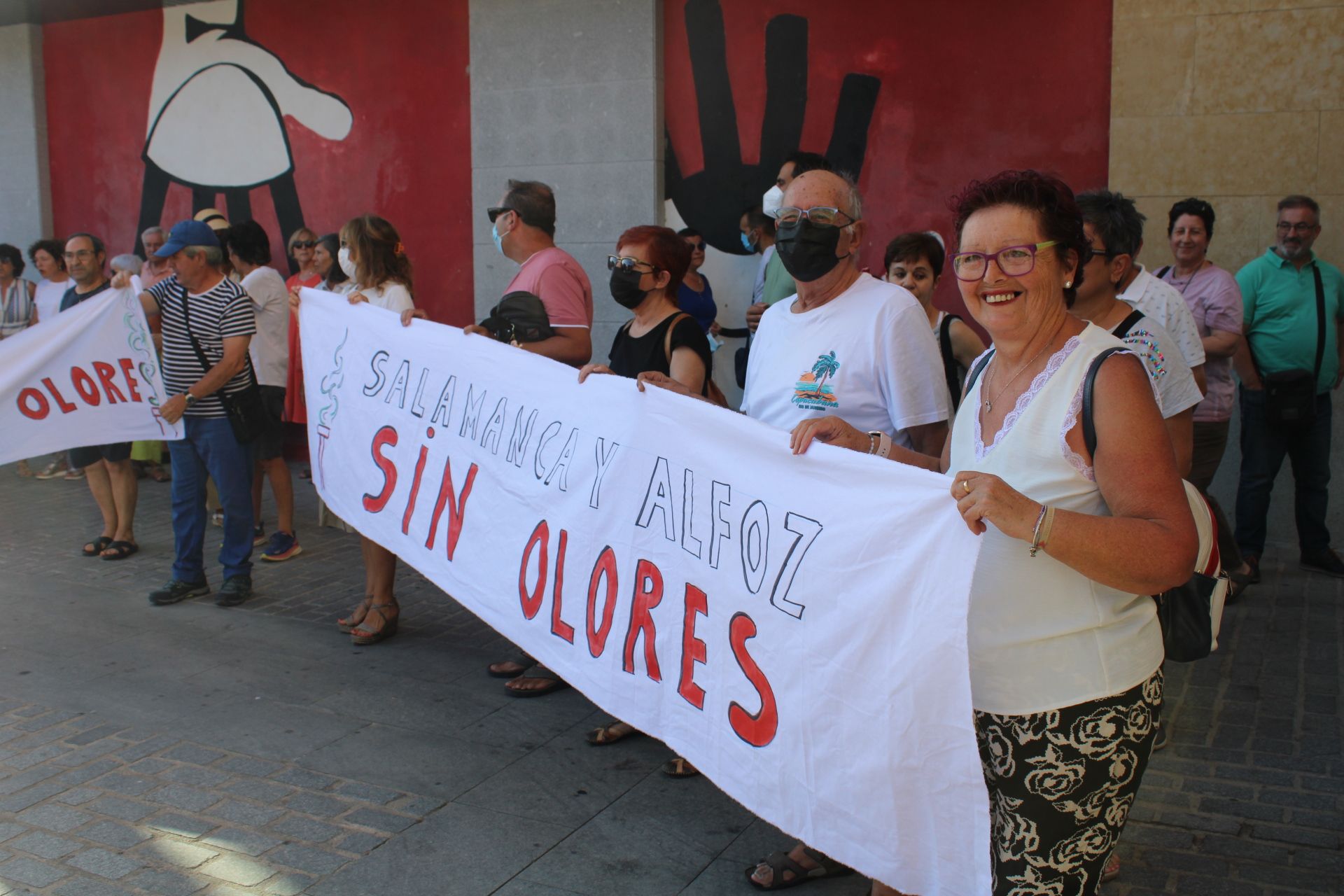 Protesta vecinos de Villamayor por los malos olores