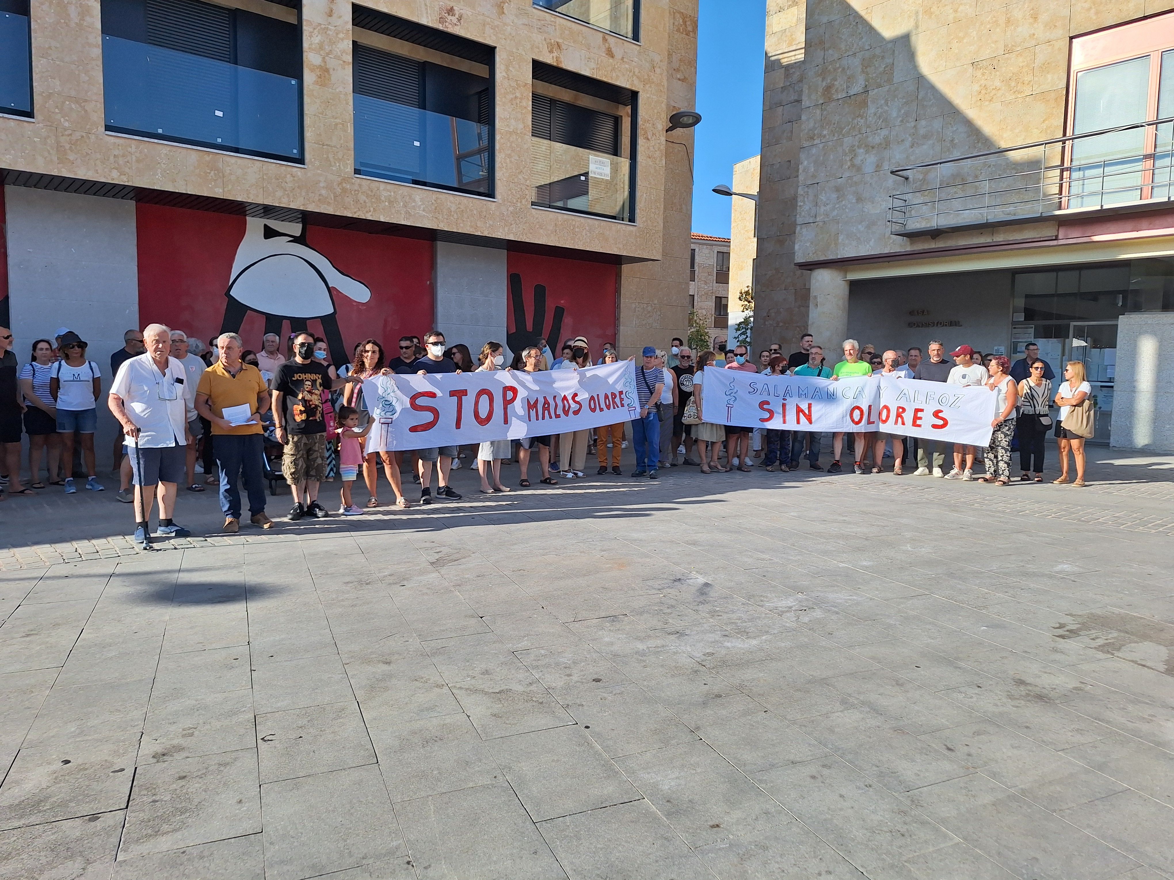 Protesta vecinos de Villamayor por los malos olores