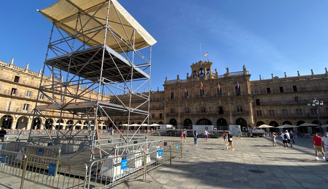 Torre de sonido en el escenario montándose en la Plaza Mayor de Salamanca