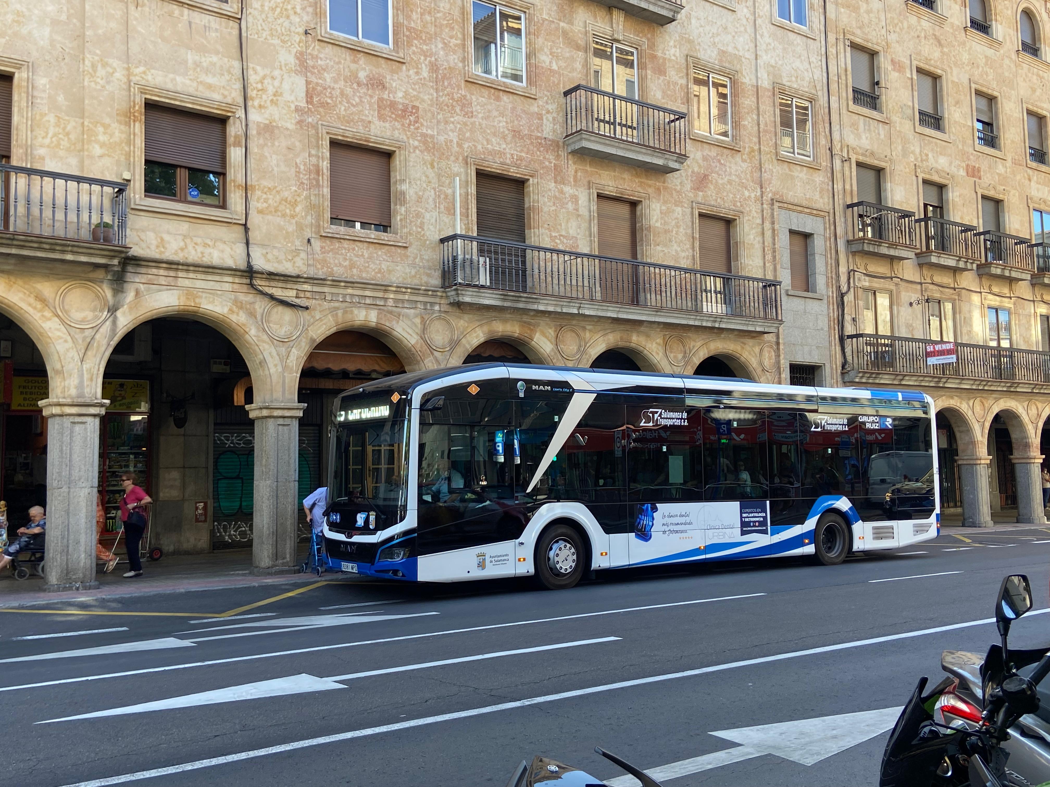 Autobús urbano en Salamanca. Foto de archivo.