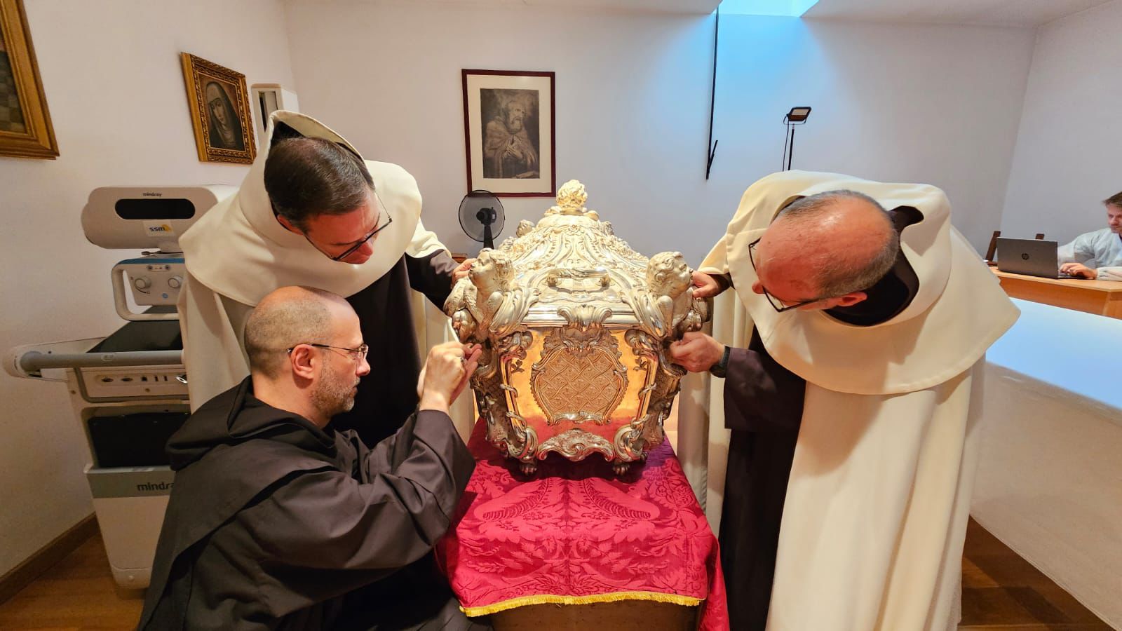 Apertura del sepulcro de Santa Teresa de Jesús