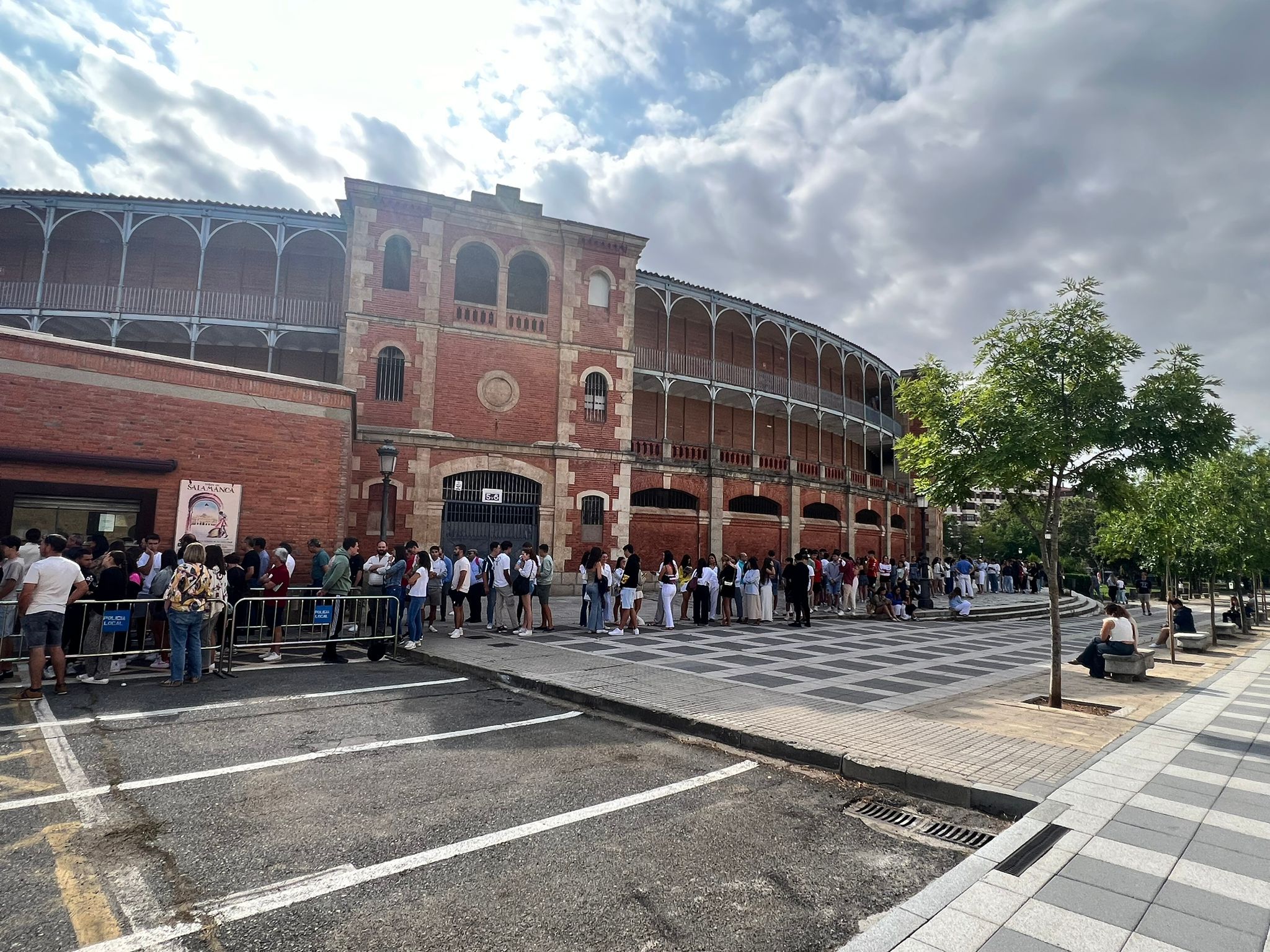 Colas para renovar los abonos en La Glorieta 