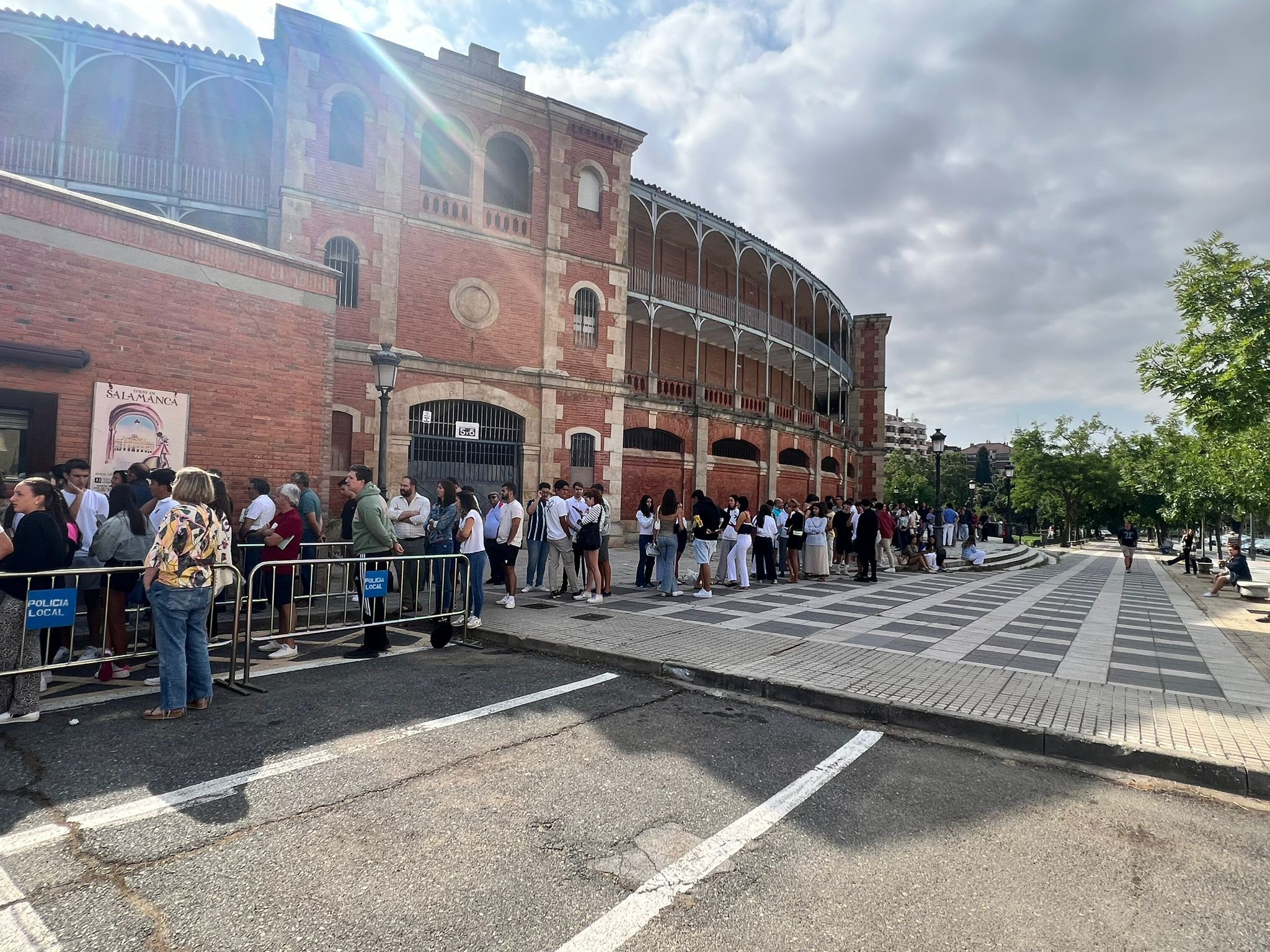 Colas para renovar los abonos en La Glorieta 