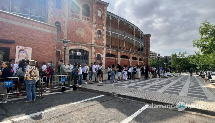 Colas para renovar los abonos en La Glorieta 