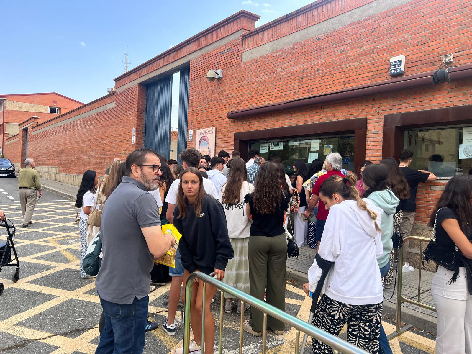 Colas para renovar los abonos en La Glorieta  (3)