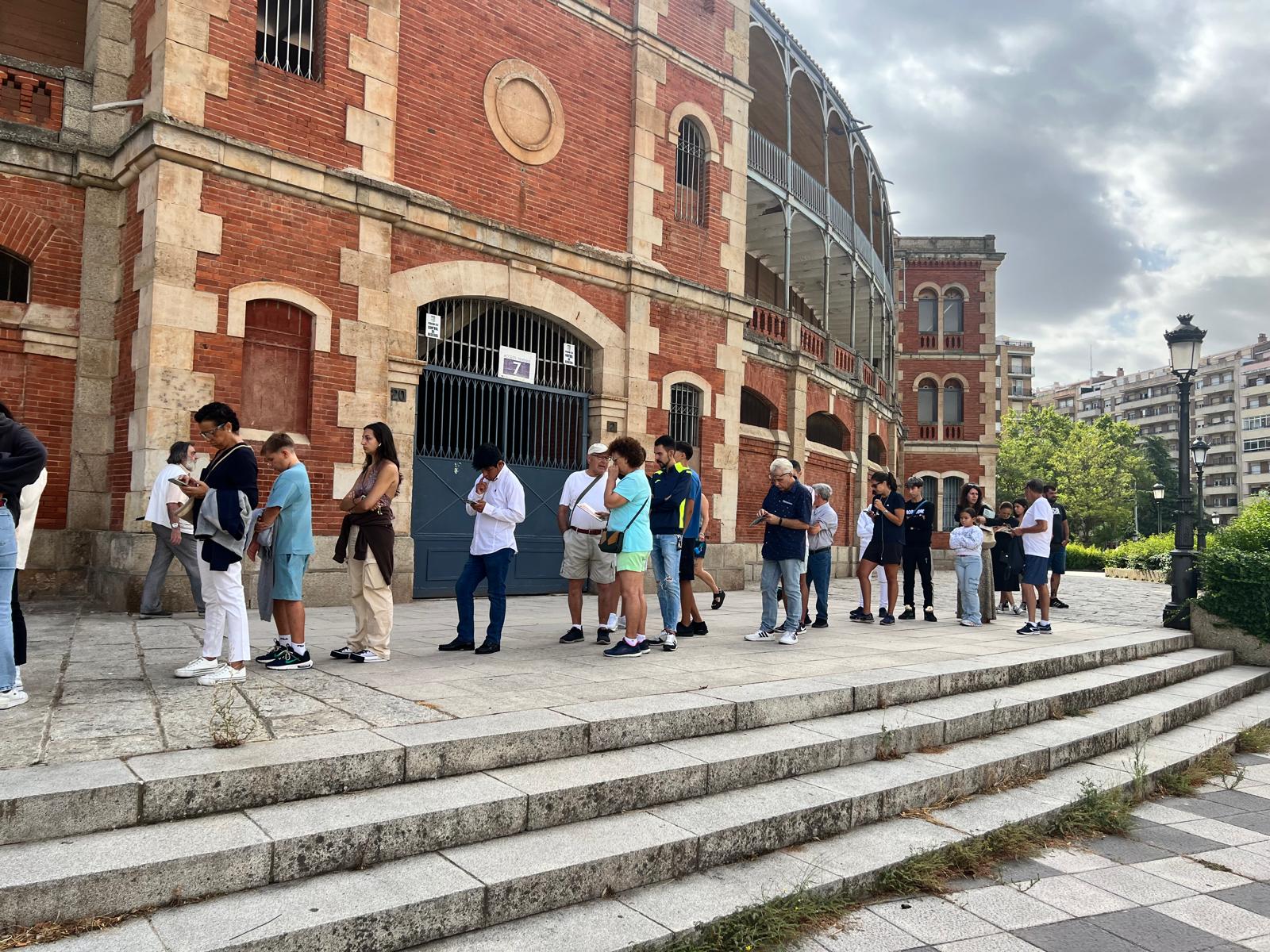 Colas para renovar los abonos en La Glorieta  (8)