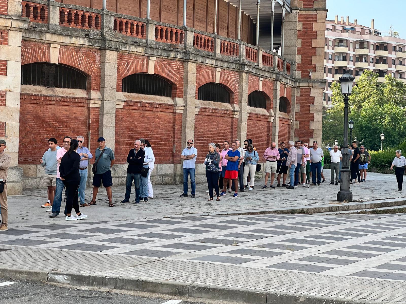  Colas para adquirir entradas sueltas Feria Taurina Virgen de la Vega 2024, lunes, 2 de septiembre. Fotos S24H