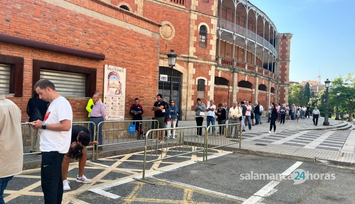 Colas para adquirir entradas sueltas Feria Taurina Virgen de la Vega 2024. Fotos S24H