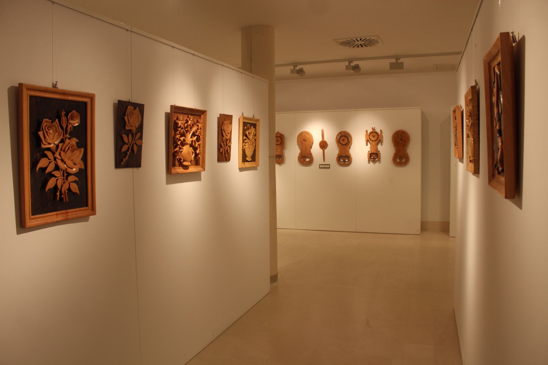 Exposición de tallas de madera.