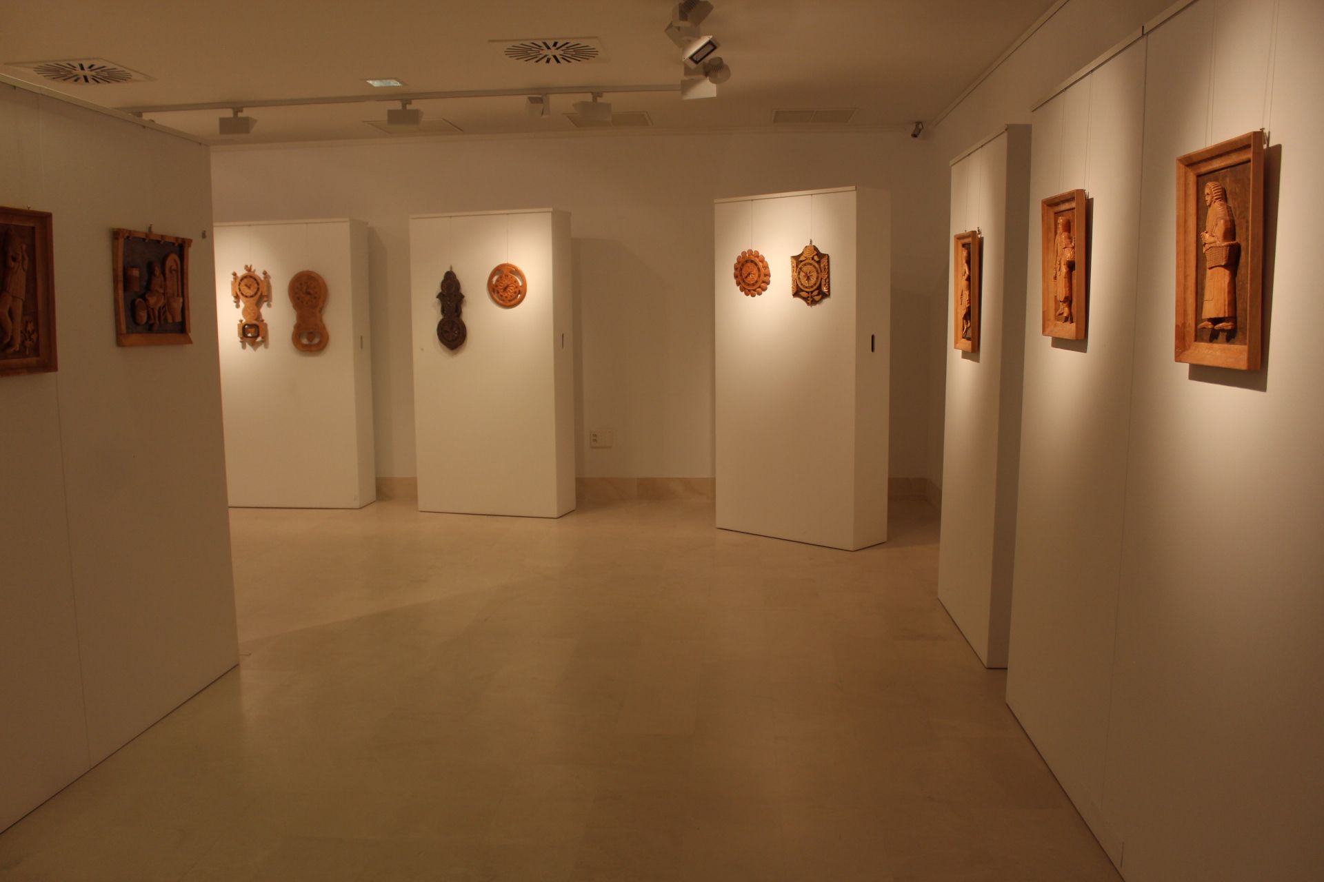 Exposición de tallas de madera.