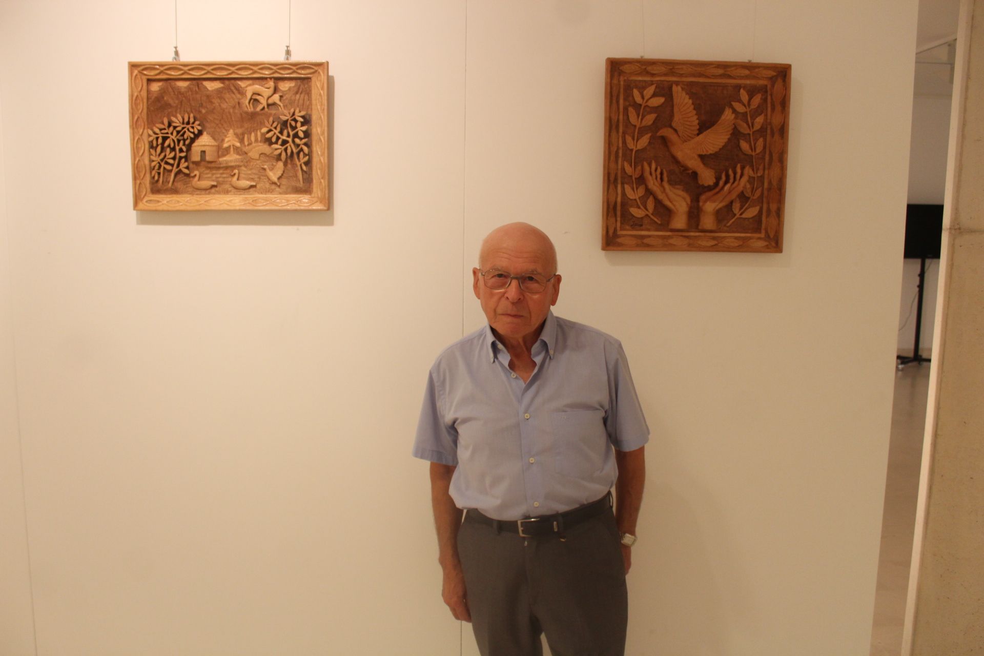 Julián Vicente en su exposición de tallas de madera.