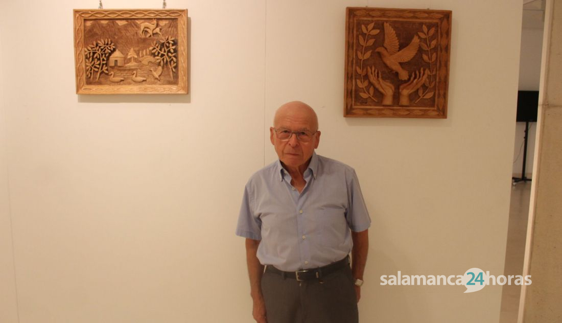 Julián Vicente en su exposición de tallas de madera.