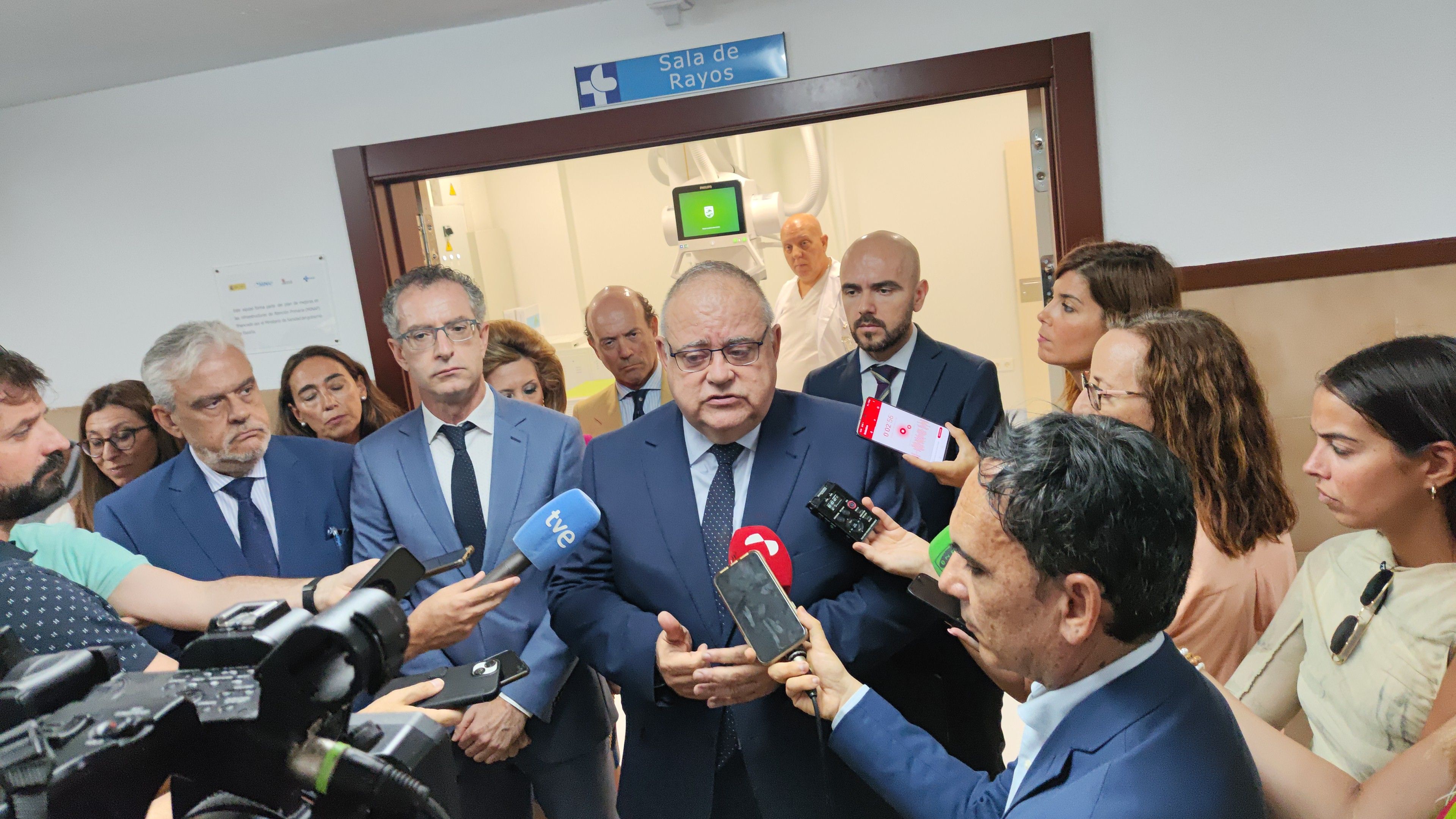 GALERÍA | El consejero de sanidad visita el nuevo equipo de radiología del centro de Salud de San Juan.