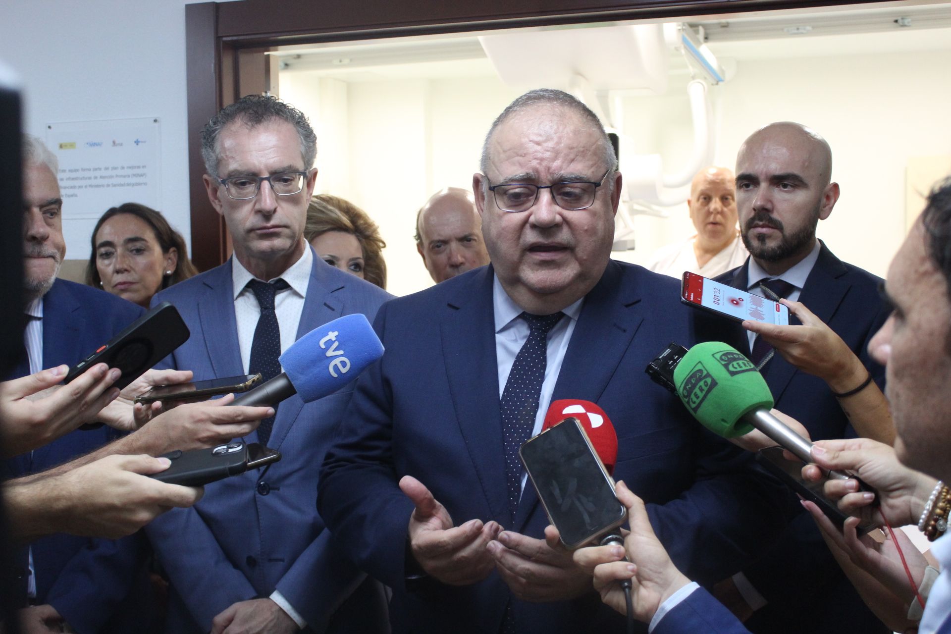 GALERÍA | El consejero de sanidad visita el nuevo equipo de radiología del centro de Salud de San Juan.