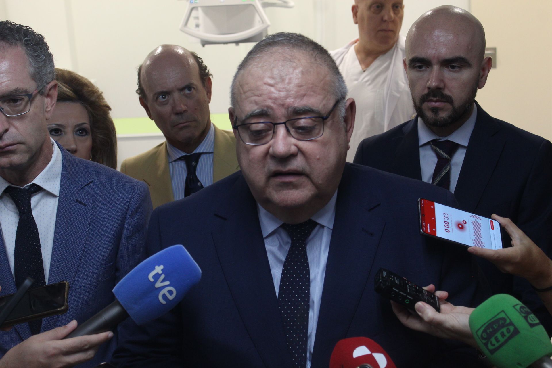 GALERÍA | El consejero de sanidad visita el nuevo equipo de radiología del centro de Salud de San Juan.