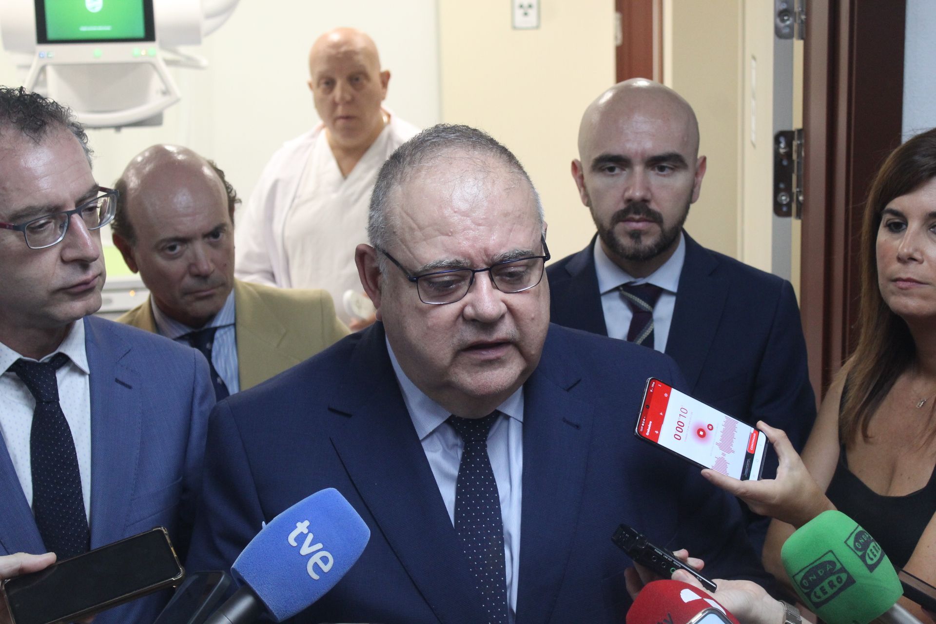 GALERÍA | El consejero de sanidad visita el nuevo equipo de radiología del centro de Salud de San Juan.