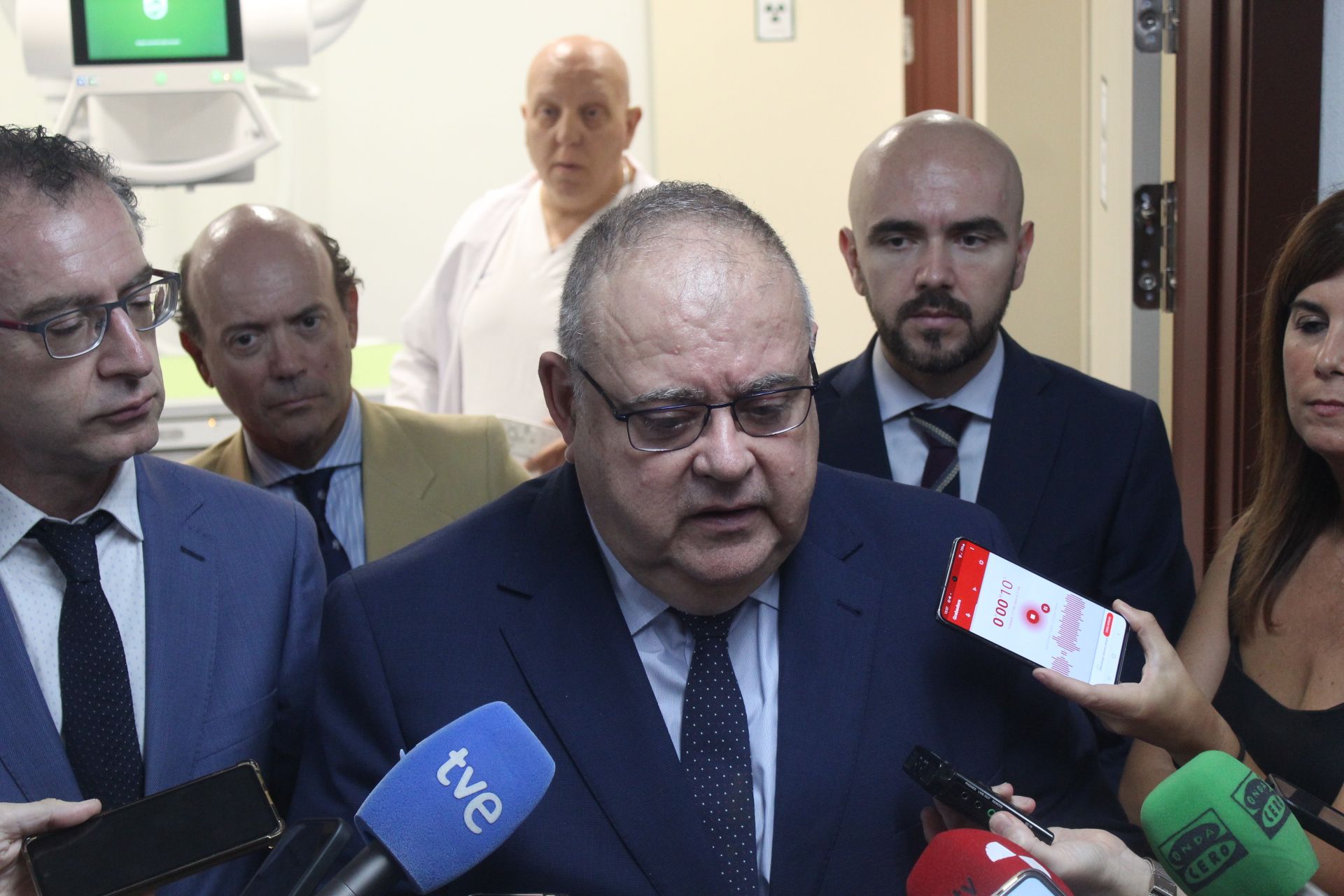 GALERÍA | El consejero de sanidad visita el nuevo equipo de radiología del centro de Salud de San Juan.