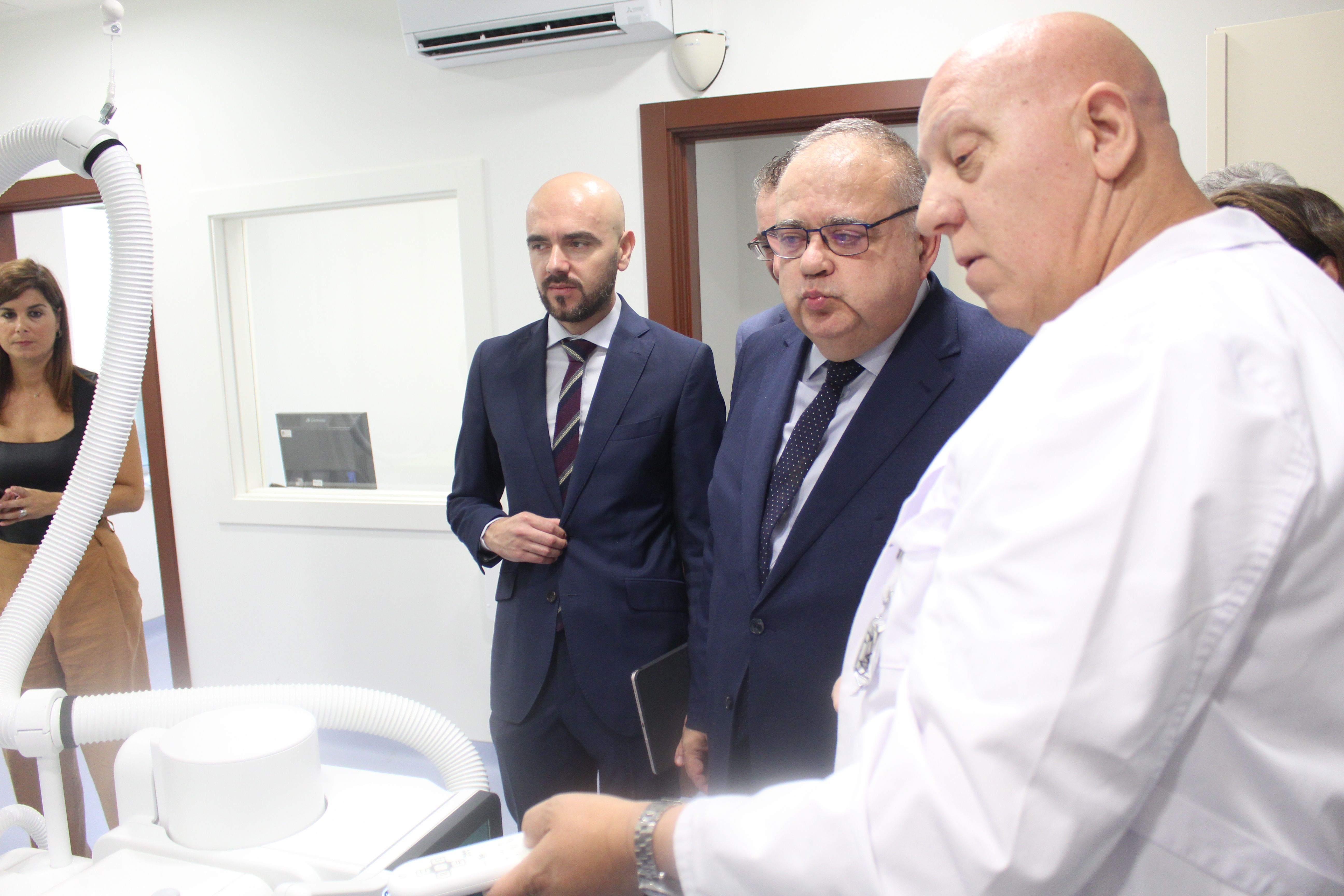 El consejero de sanidad visita el nuevo equipo de radiología del centro de Salud de San Juan.