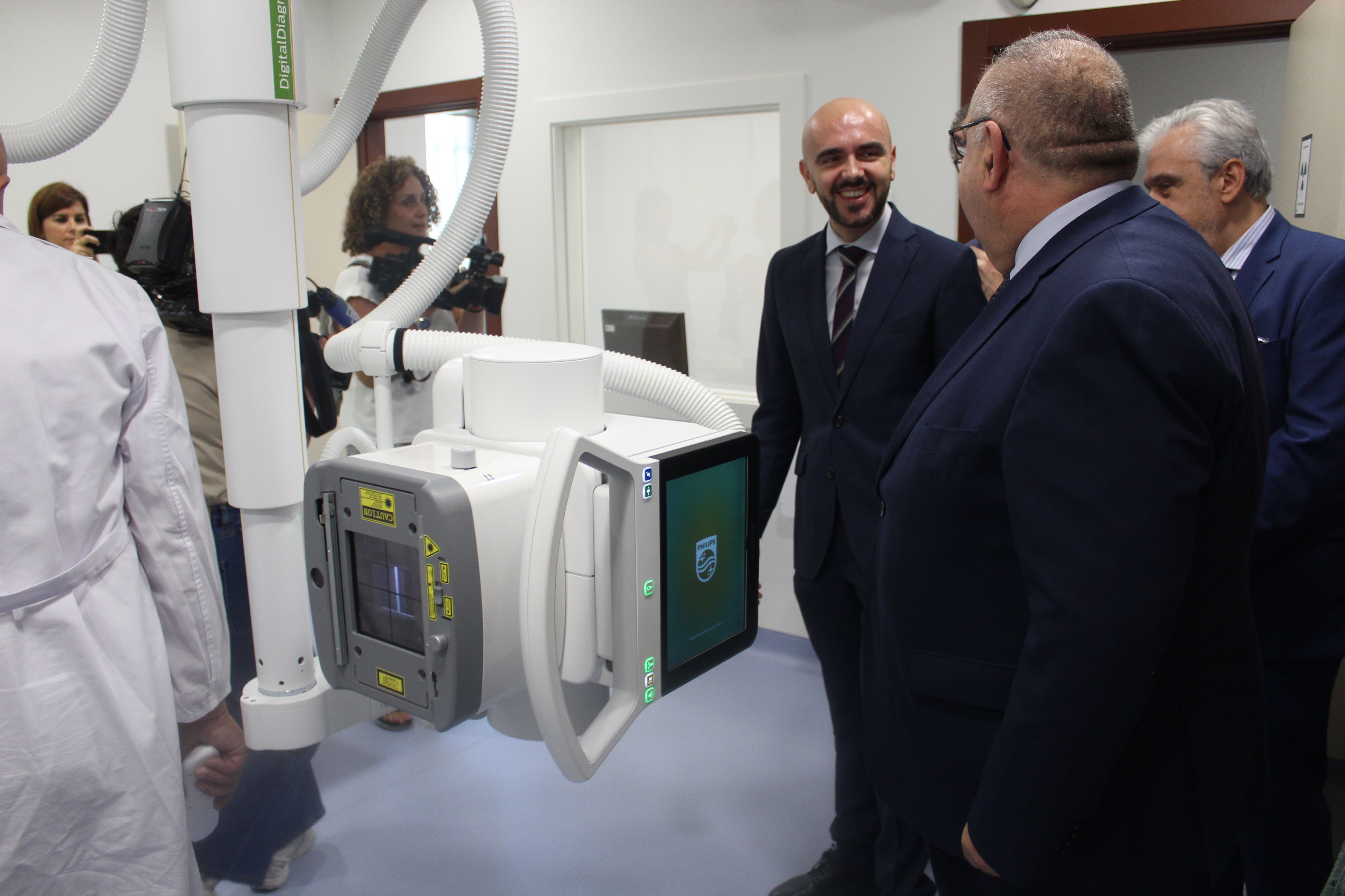 El consejero de sanidad visita el nuevo equipo de radiología del centro de Salud de San Juan.