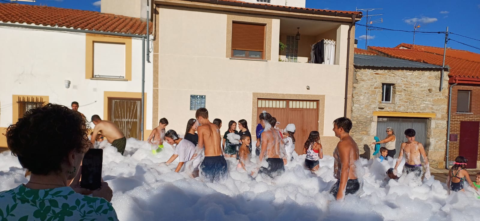 Fiesta de la espuma en Pereña de la Ribera (1)