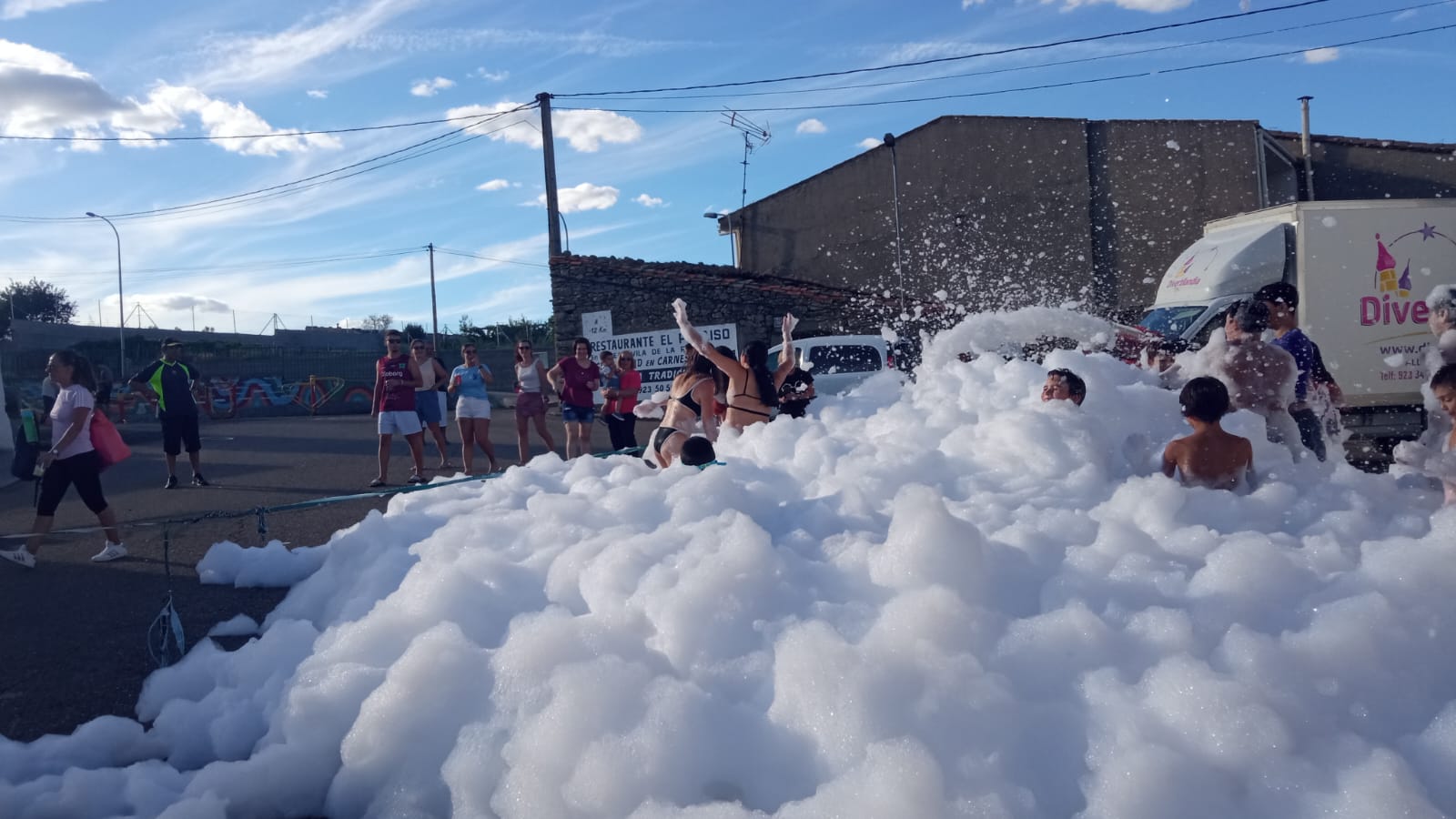 Fiesta de la espuma en Pereña de la Ribera (4)