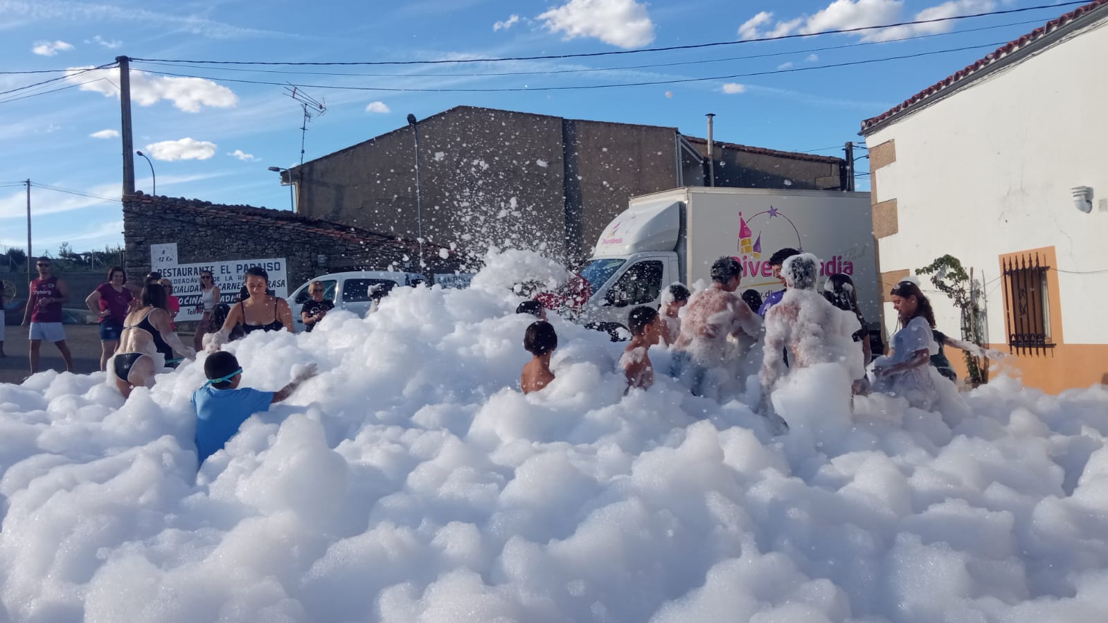 Fiesta de la espuma en Pereña de la Ribera (5)