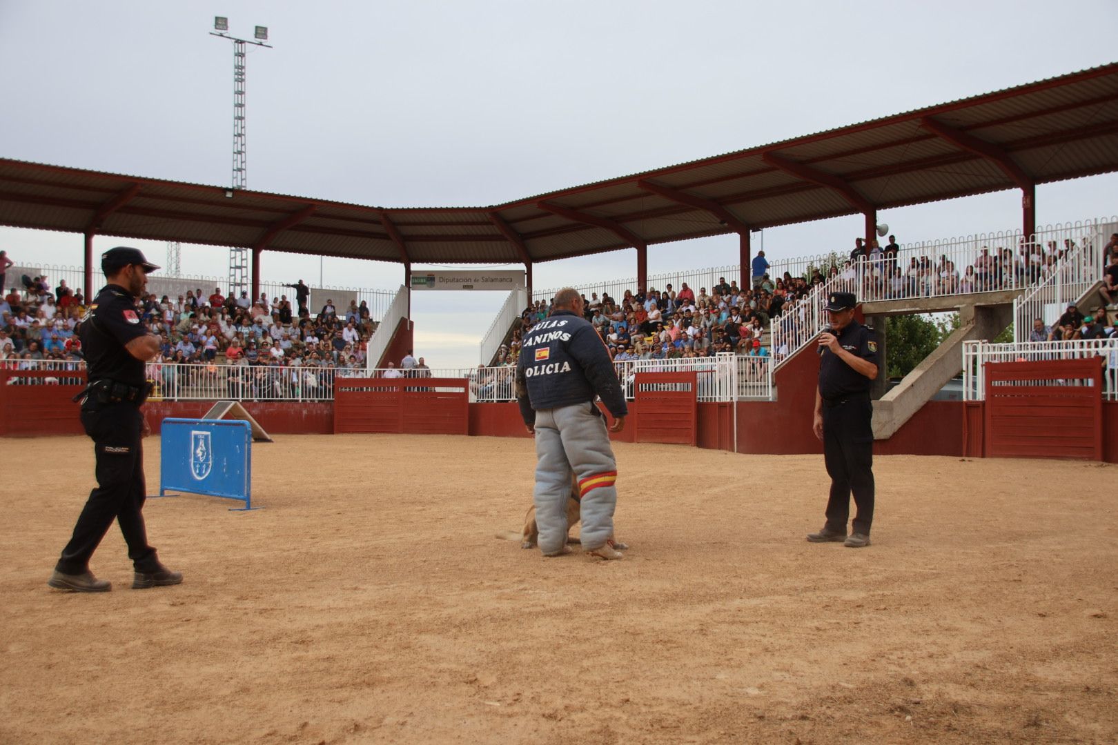 Exhibición canina policía nacional en Salamaq 2024