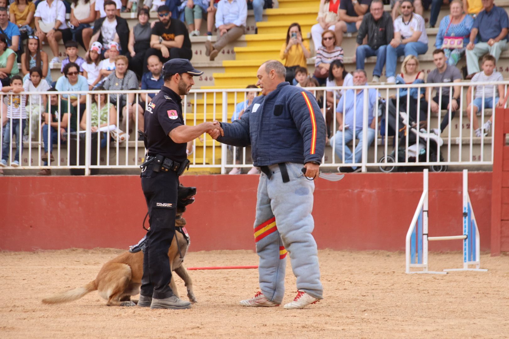 Exhibición canina policía nacional en Salamaq 2024