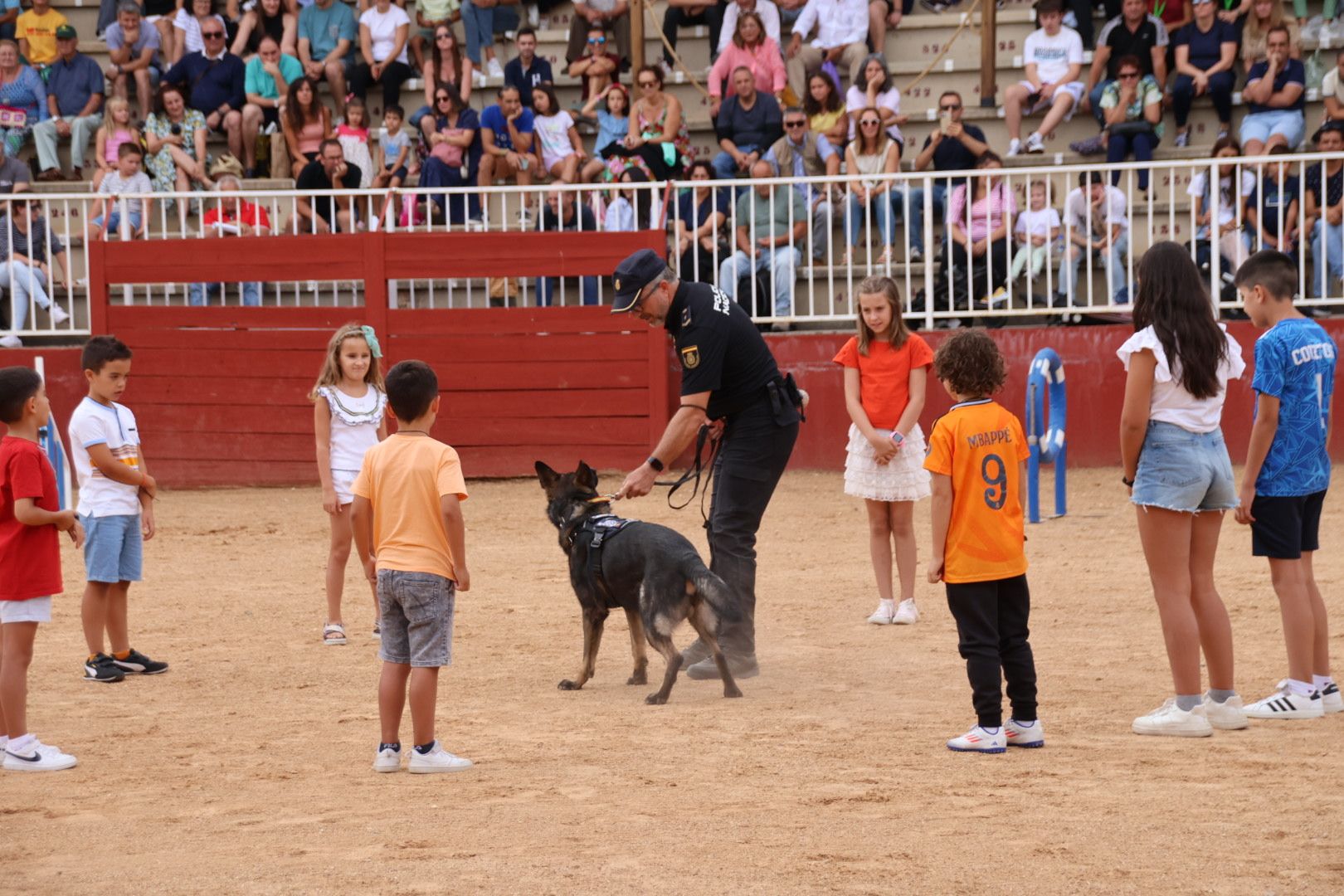 Exhibición canina policía nacional en Salamaq 2024