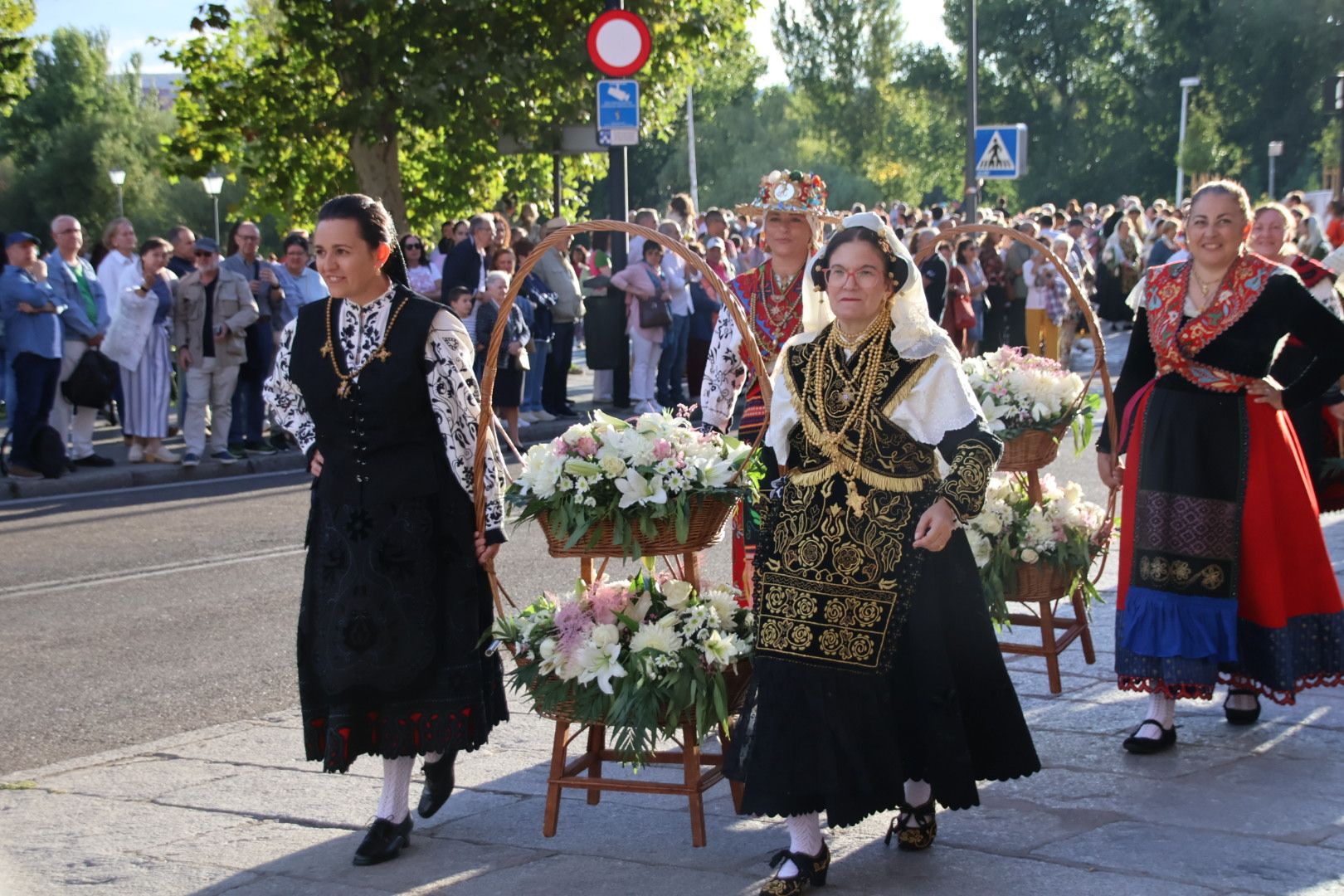 Ofrenda Floral en honor a la Virgen de la Vega