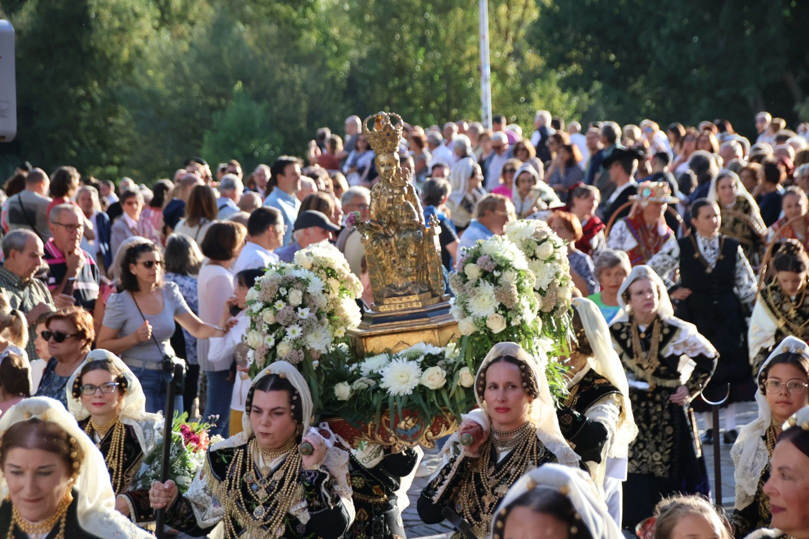 Ofrenda Floral en honor a la Virgen de la Vega