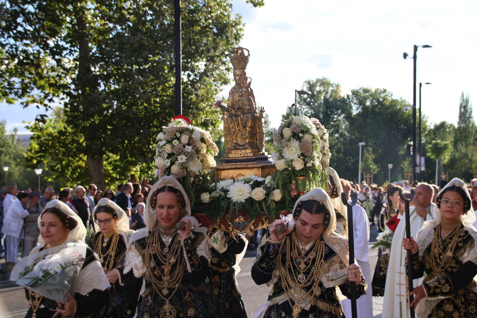 Ofrenda Floral en honor a la Virgen de la Vega