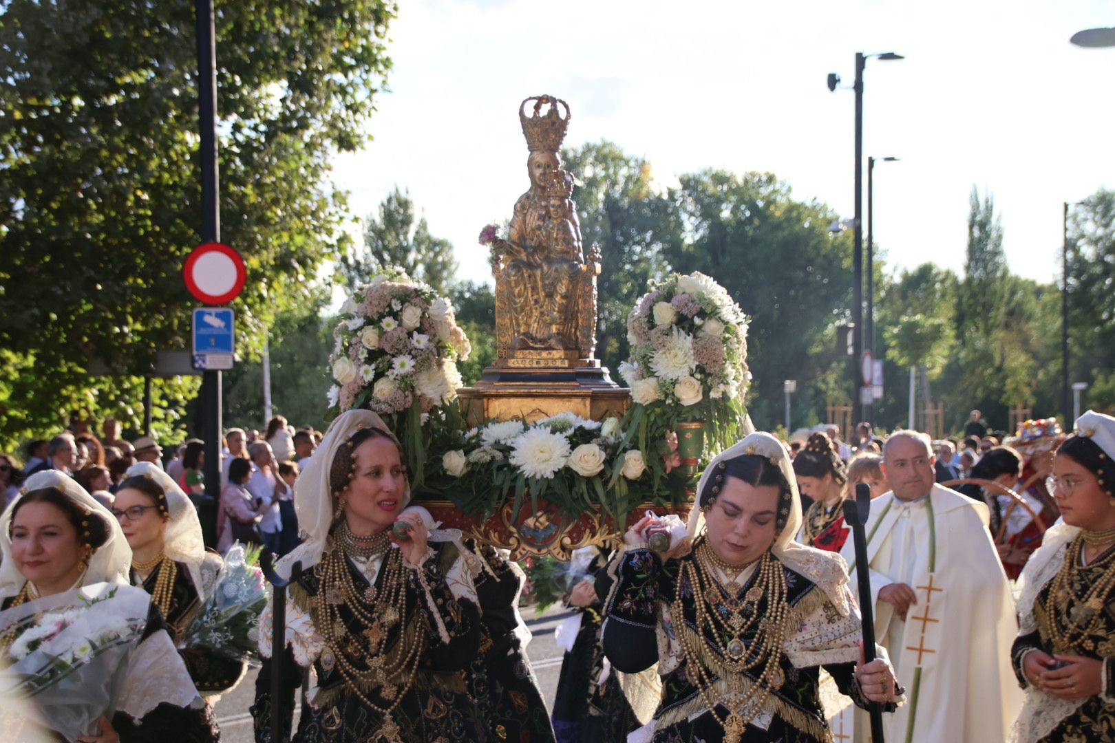 Ofrenda Floral en honor a la Virgen de la Vega