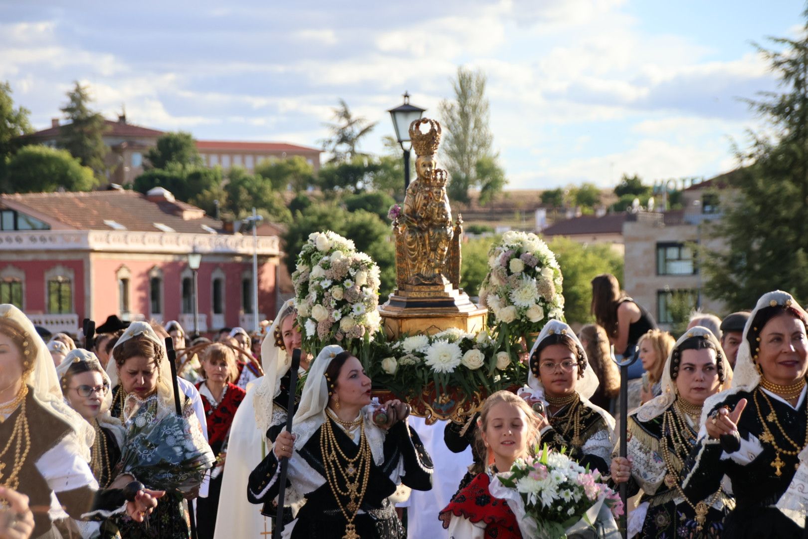 Ofrenda Floral en honor a la Virgen de la Vega