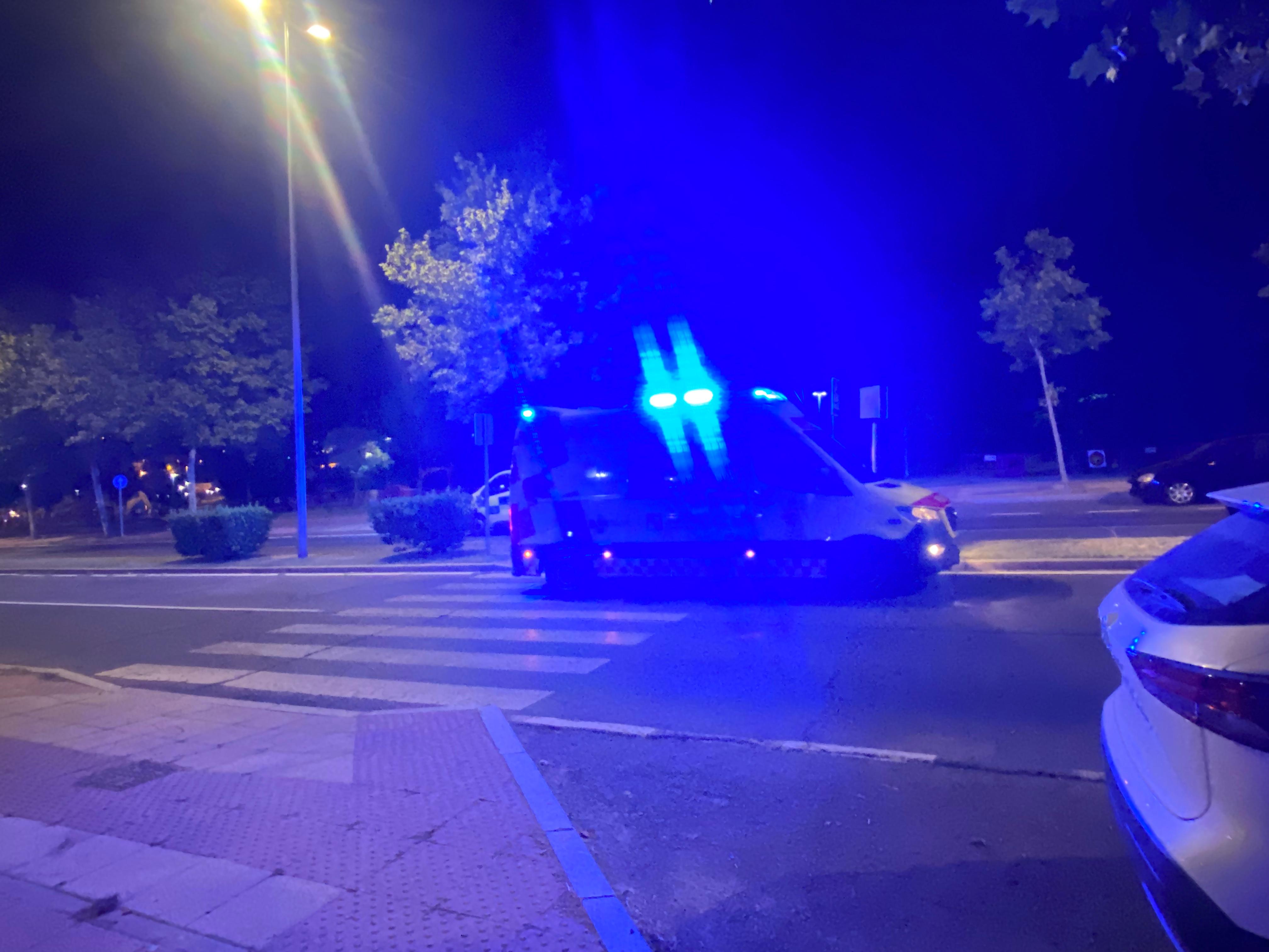 Un motorista sufre un accidente en la avenida Sancho de Castilla y tiene que ser atendido por una ambulancia