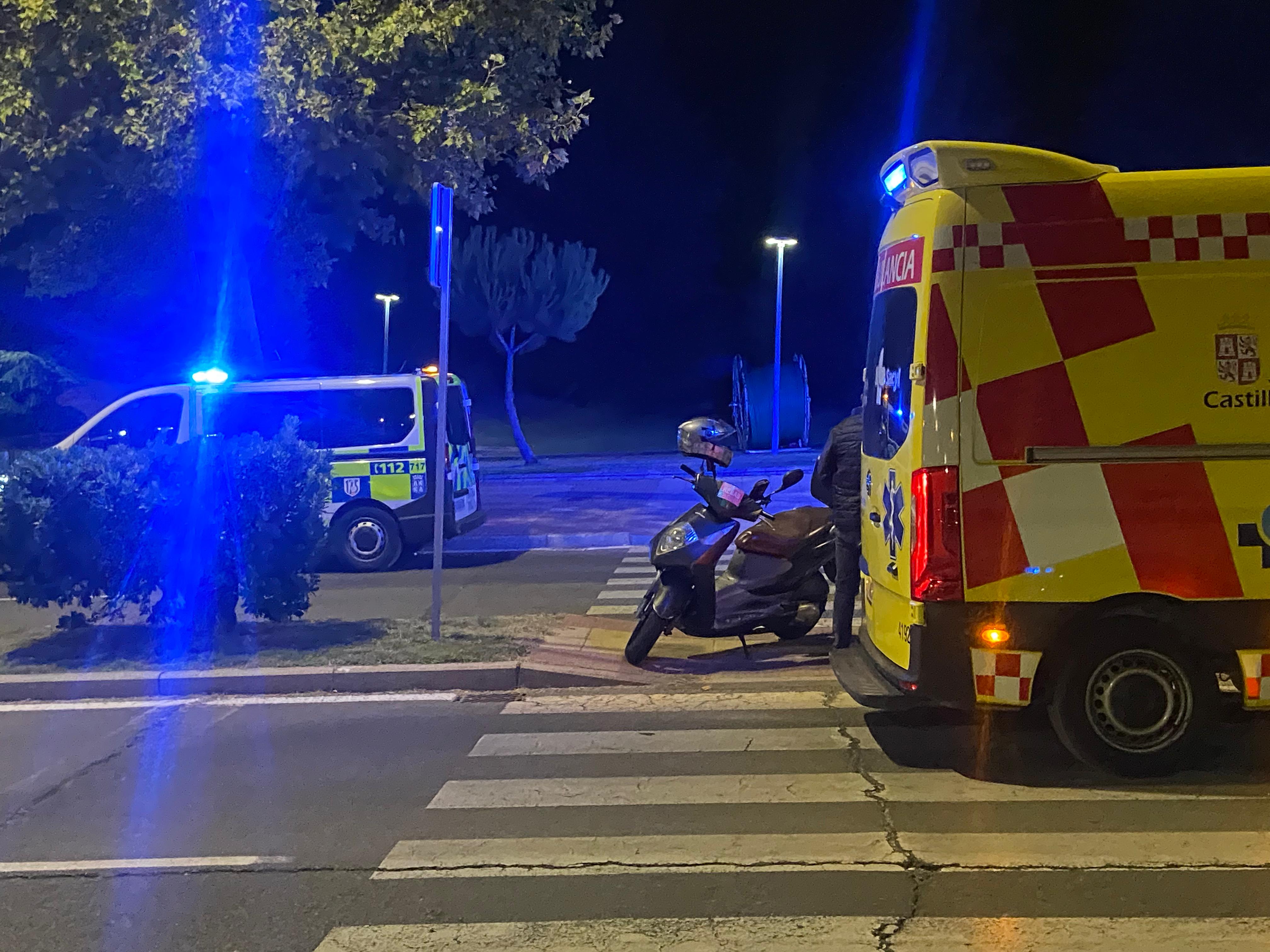 Un motorista sufre un accidente en la avenida Sancho de Castilla y tiene que ser atendido por una ambulancia