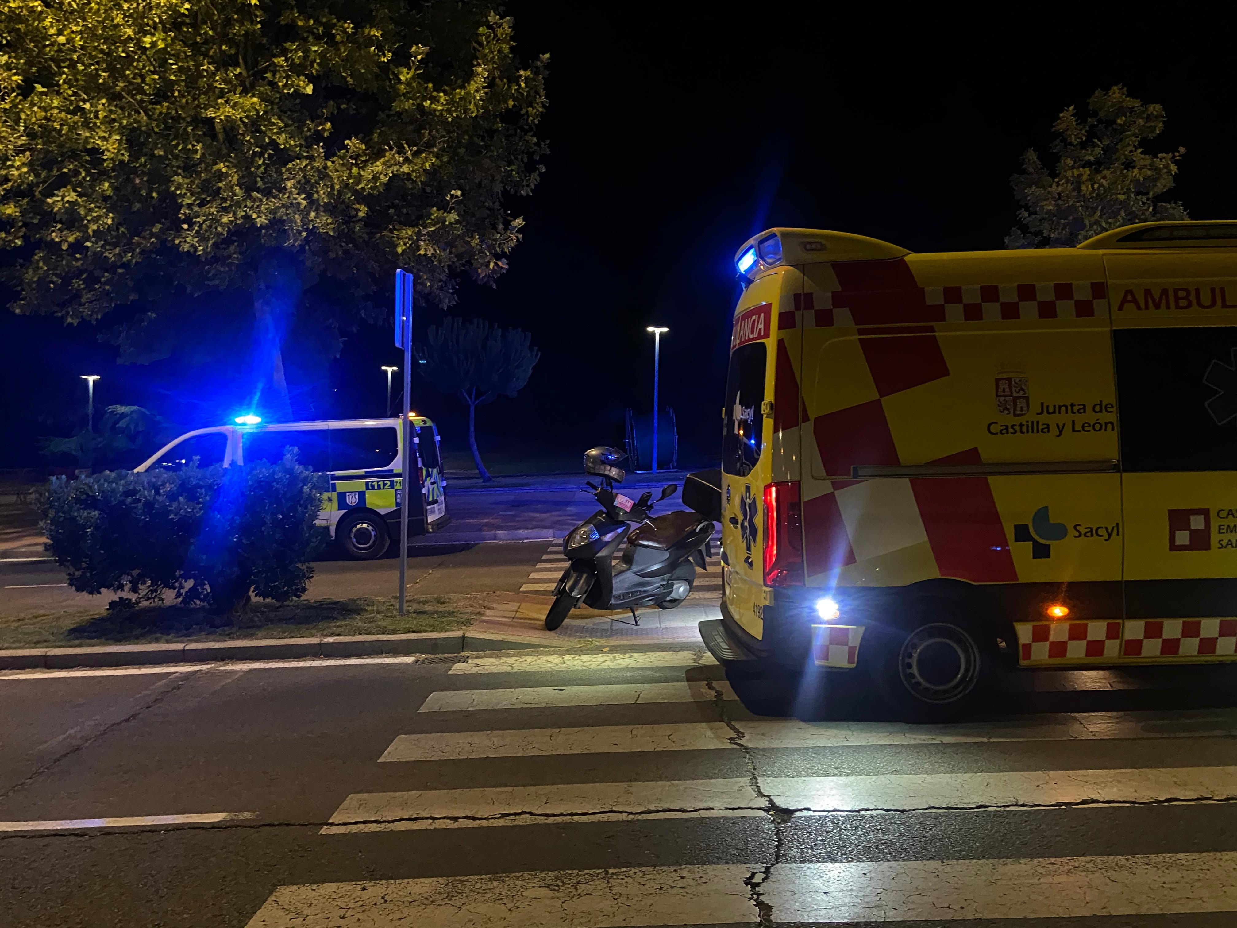 Un motorista sufre un accidente en la avenida Sancho de Castilla y tiene que ser atendido por una ambulancia