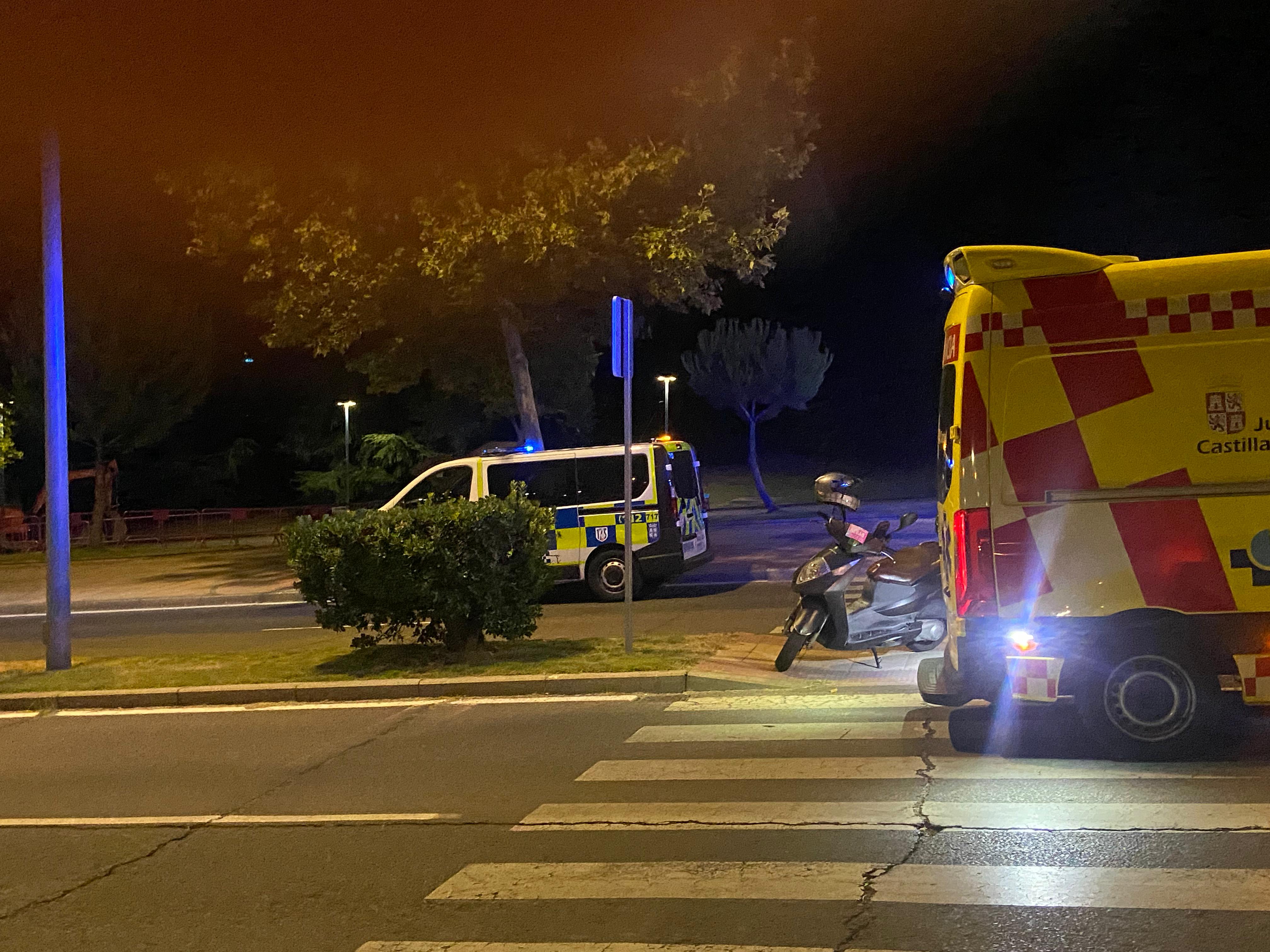 Un motorista sufre un accidente en la avenida Sancho de Castilla y tiene que ser atendido por una ambulancia