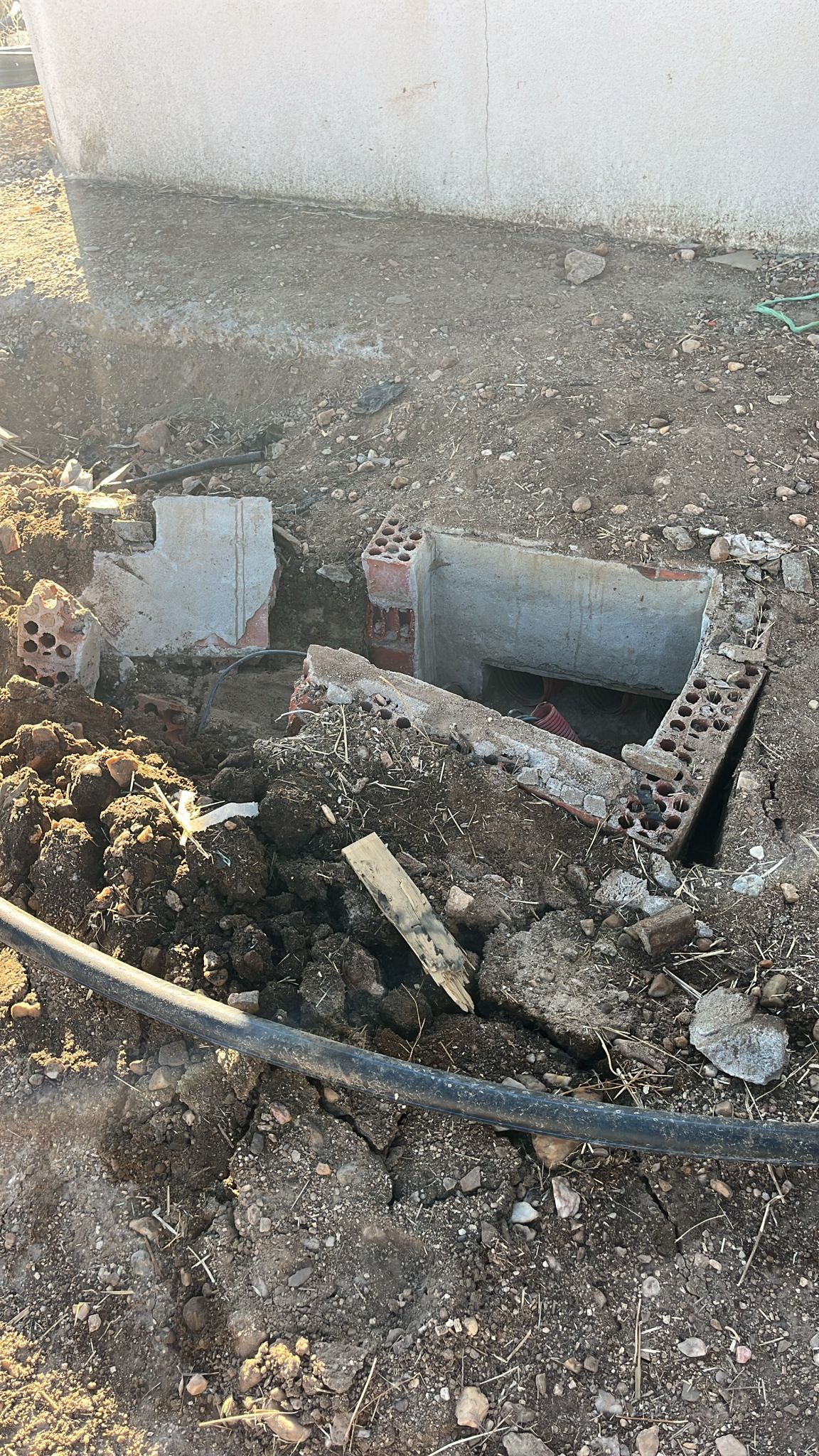 Vuelven a saquear cableado de cobre de una finca de Macotera con un tractor robado