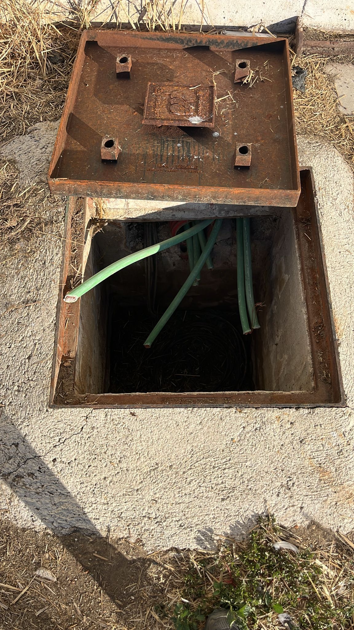 Vuelven a saquear cableado de cobre de una finca de Macotera con un tractor robado