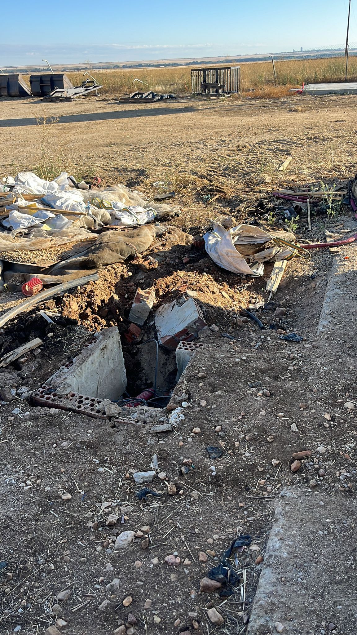 Vuelven a saquear cableado de cobre de una finca de Macotera con un tractor robado