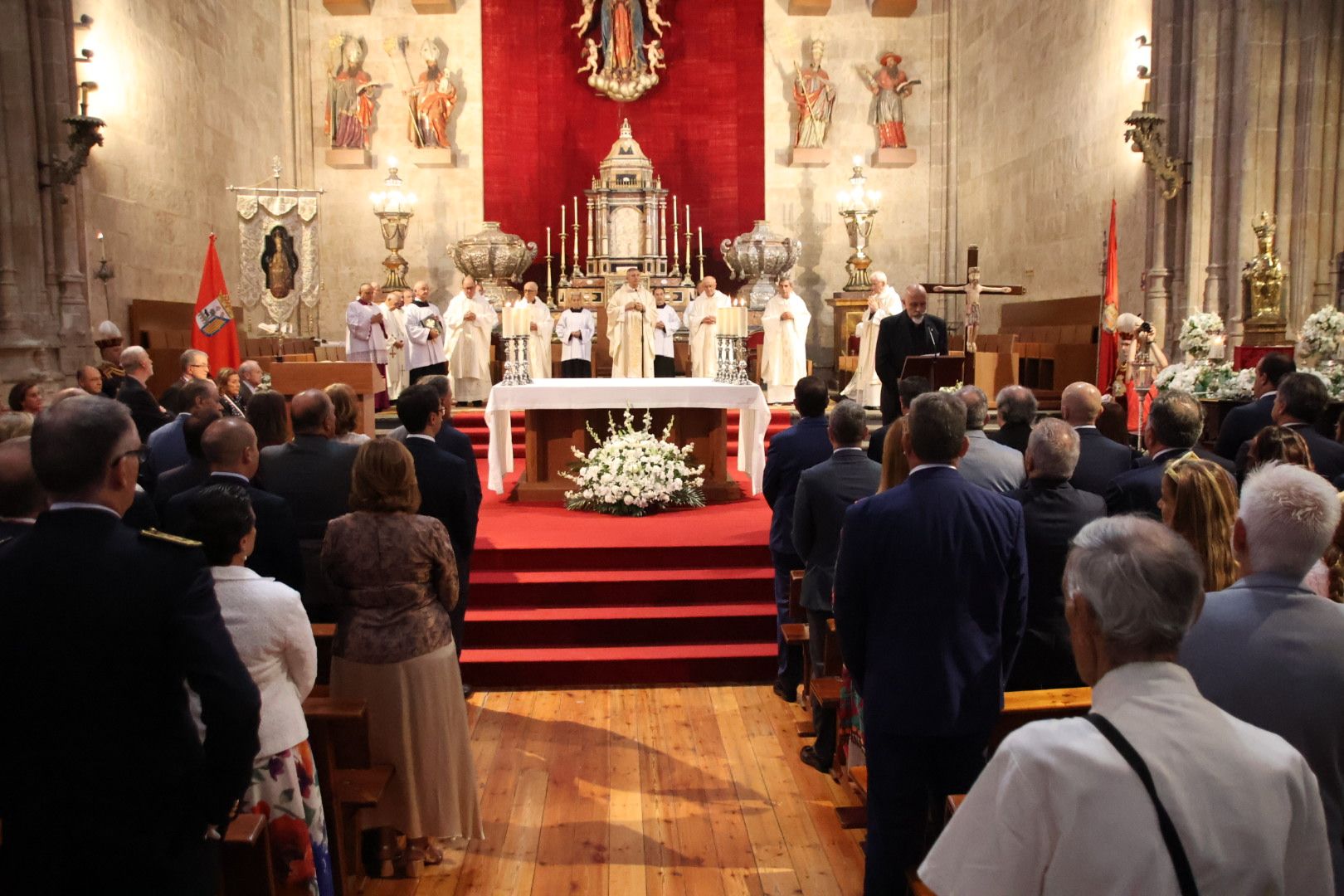 Misa en honor a Santa María de la Vega en la Catedral